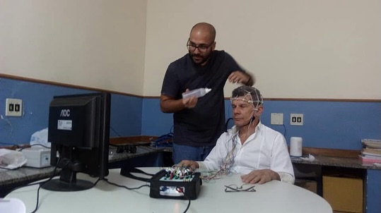 Há 8 anos eu e o prof @flavio_jupiter no CRIAAD de Niterói aprendendo a usar a nova aquisição para a Pesquisa de Iniciação Científica durante minha formação na UVA, um aparelho de EEG.