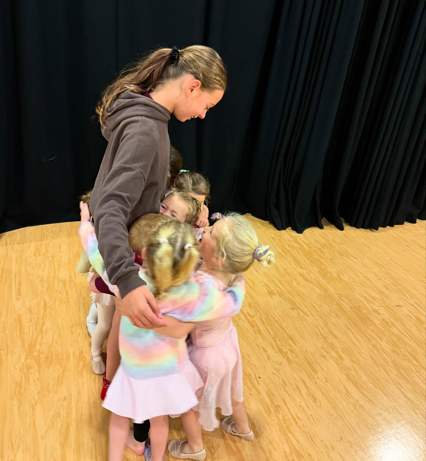All the love for our wonderful assistant Daisy! 🌟
It’s so special watching our older students inspire, support, and nurture our little stars 💛
📧 info@learts.co.uk
📞 07309 937302
#LeartsTheatre #CreativeLearning #LeartsFamily #DanceClassJoy #LittleStarsBigDreams #DanceCommunity #RoleModelsInTheMaking #EastGrinsteadDance #DanceEducation #BuildingConfidenceThroughDance