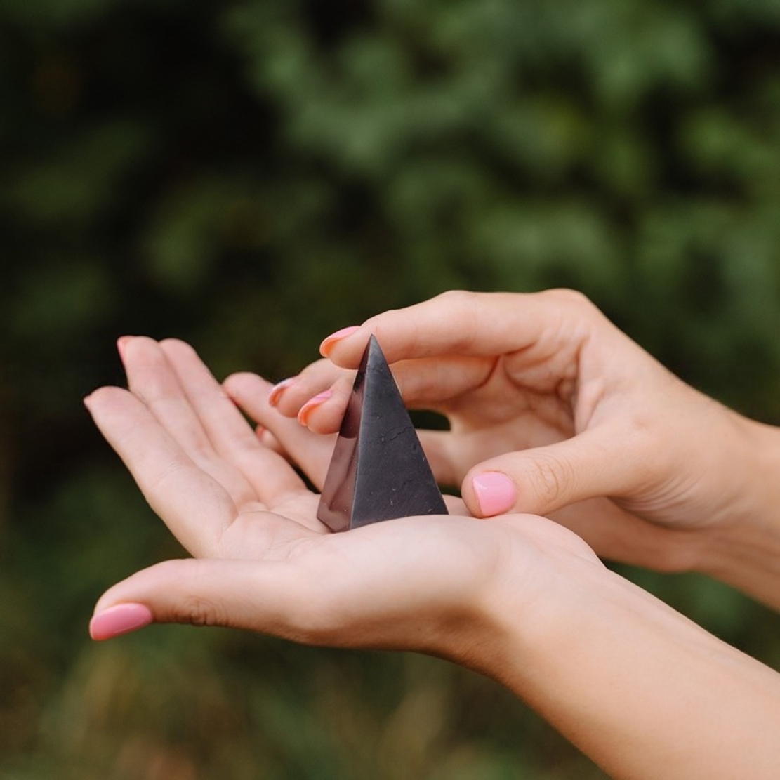 🔺 PIRÁMIDE DE SHUNGITA — SIN PULIR • 6 cm 🌑✨
Directa de los yacimientos de Karelia, esta pirámide sin pulir conserva la fuerza cruda de la piedra: texturas auténticas, aristas naturales y un negro profundo que invita a la contemplación. 🌲🖤
¿Por qué llevarla a tu espacio?
• Protección EMF: colocada cerca de tus dispositivos o en tu mesa de noche ayuda a formar un punto de calma frente a las radiaciones diarias. 📶🛡️
• Conexión y presencia: ideal para altares, meditación o tu rincón de relax — tocala y volvé al centro. 🧘♀️
• Diseño natural: pieza decorativa con carácter, para quienes buscan autenticidad y sentido. 🎁
Qué incluye y cómo la enviamos:
• Pirámide sin pulir 6 cm — embalaje seguro + tarjeta informativa.
• Envío seguro dentro de Argentina (consultá envíos internacionales). 🚚📦
⚠️ Nota honesta: la shungita combina tradición, estética y experiencia personal. Muchas personas reportan sensación de protección frente a campos electromagnéticos; la evidencia científica es ilimitada y las experiencias varían.
👉 Consultanos por stock y disponibilidad por DM o en el link de la bio. ¡Llegó el momento de traer calma a tu espacio!
“Tu espacio de bienestar natural” 🖤
#Shungita #PirámideDeShungita #ProtecciónEMF #BienestarNatural #ShungiLife #Meditación #DecoraciónMística #Minerales #Karelia #EnergíaPositiva #Mindfulness #RocasNaturales