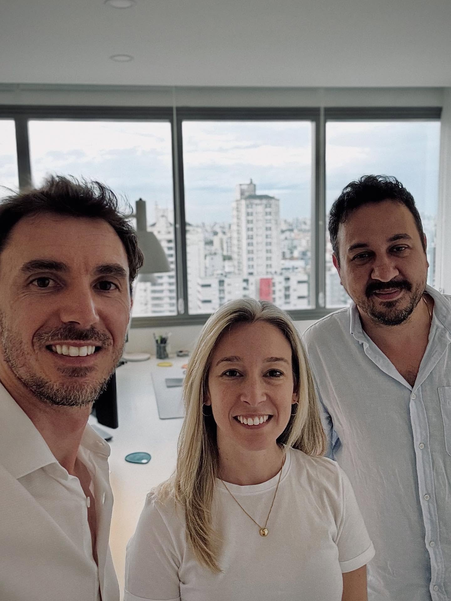Neste mês celebramos a trajetória de Guilherme de Almeida junto à Galeria 733.
Um arquiteto que trouxe profundidade arquitetônica, rigor técnico e sensibilidade estética, contribuindo de forma decisiva para a qualidade dos nossos projetos e para a evolução do nosso escritório.
Junto com os diretores Blacio e Larissa e seus colaboradores, Guilherme traça um percurso marcado pela confiança, dedicação e visão compartilhada de fazer da arquitetura uma expressão de excelência e cultura.
Nosso reconhecimento e gratidão por todo esse tempo de parceria e pelo impacto positivo em cada obra e em cada cliente que atendemos.
Que venham muitos mais anos de criação, pesquisa e inovação juntos!
#teamgaleria733 #galeria733 #arquitetos #5anos