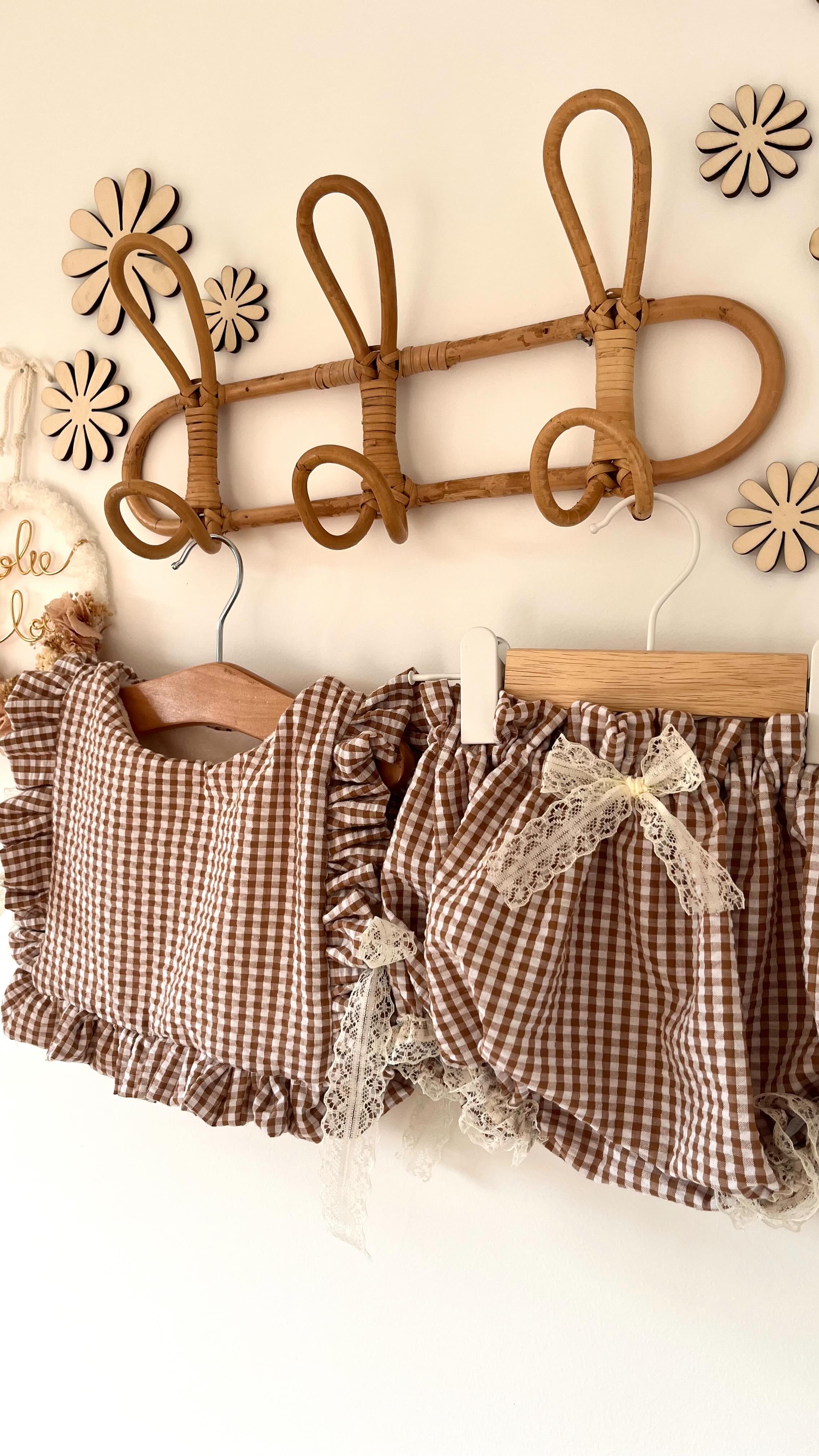 L’automne,C’est la saison préférée de qui ?
🧸☕️🍂🪵
Clairement avec ce genre de look je fonds moi même si je suis plutôt team printemps !
#babygirl #babygirl #creatricebebe #babylook #madeinlille #bloomer #season #automne