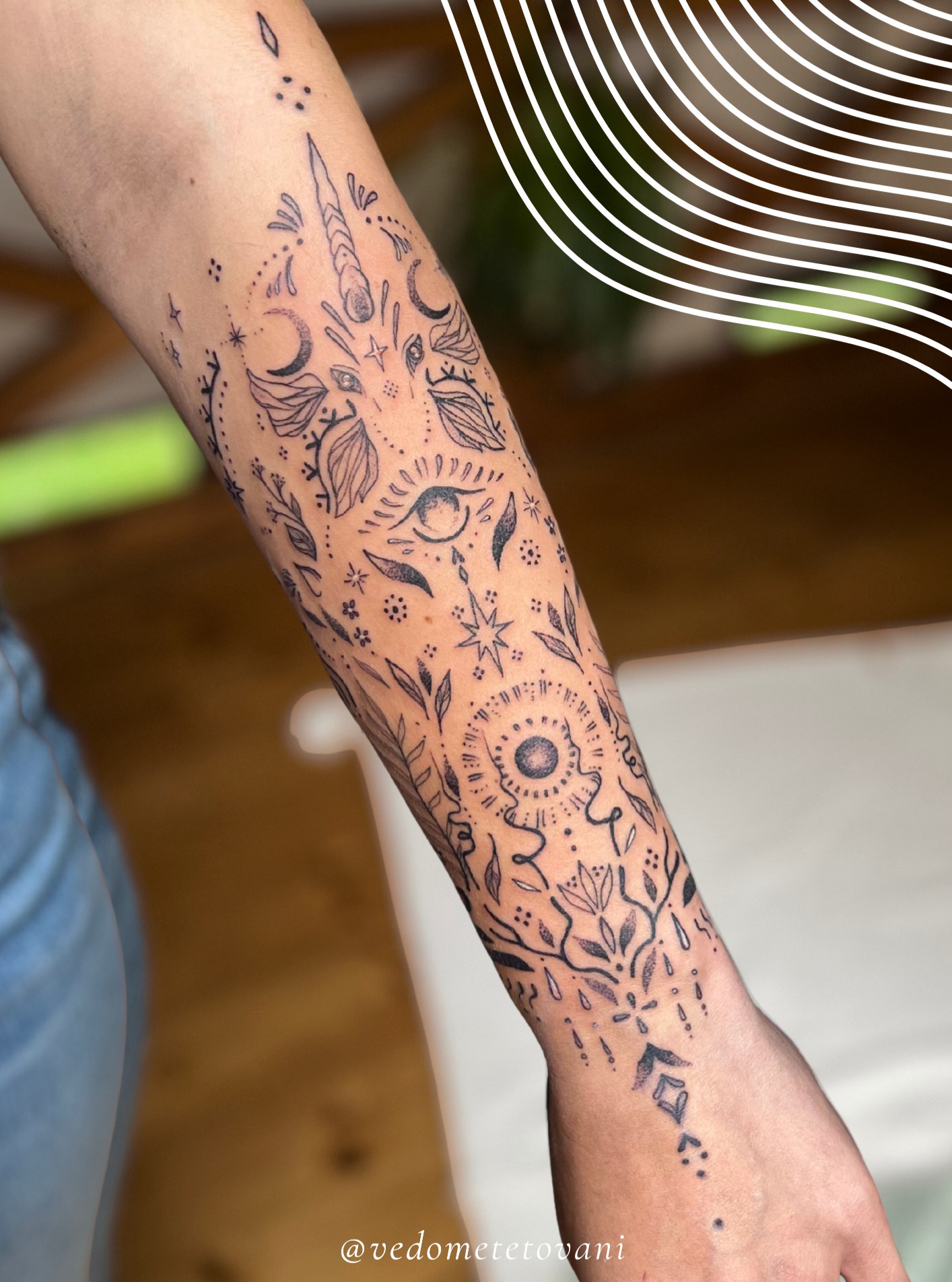 Vždycky když něco končí je to prostor, kdy něco nového začíná. To nové možná ještě nemá své jasné obrysy, protože vstupujeme do prostoru, kde je nám to neznámé. Tam se všechno bude postupně teprve vykreslovat. Otevření nových dveří. Odvaha a síla jít v před. Krok z komfortu do nekomfortu, kde už se nedá jinak než jít dopředu.
Mít v životě kotvy, které nám připomínají to, kým jsme a kam kráčíme považuji za must have. Jakou podobu tyto kotvy mají, je už na každým. Ale mít svůj osobní maják, který mi září na mou vlastní cestu je nádherným pomocníkem na cestě vlastním životem.
Děkuju, že Vám mohu tyhle pomocníky a průvodce zprostředkovávat na vaše těla. Je to nádherná zkušenost.
Děkuju za důvěru a těším se, co tohle tetování jeho nositelce přinese ❤️
#vedometetovani
BOOKING OPEN