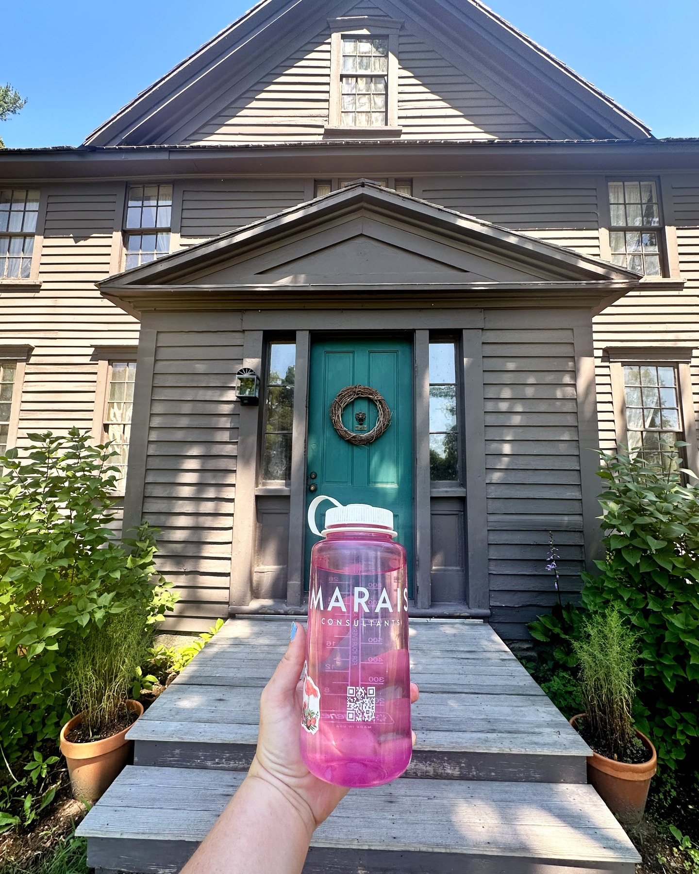 On this day in 1868, Louisa May Alcott published the first volume of her beloved novel, "Little Women". This picture shows the front steps of Orchard House, her former home. Built around 1650, it is a great example of thoughtful and respectful historic preservation practices. Read more about it through the link in our bio.
#littlewomen #historicpreservation #maraisaway
@alcotts_orchard_house