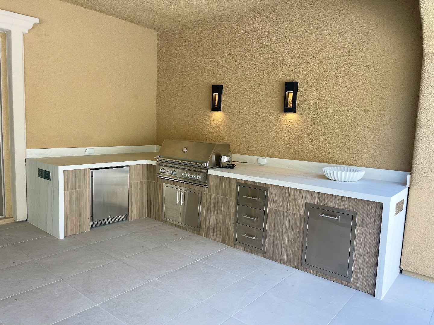 Ready for some summer grilling 🍗🍔🌭! How about that @dektonbycosentino waterfall countertop 🥰 #bbq #outdoorbbq #dekton #backyardremodel #exteriordesign