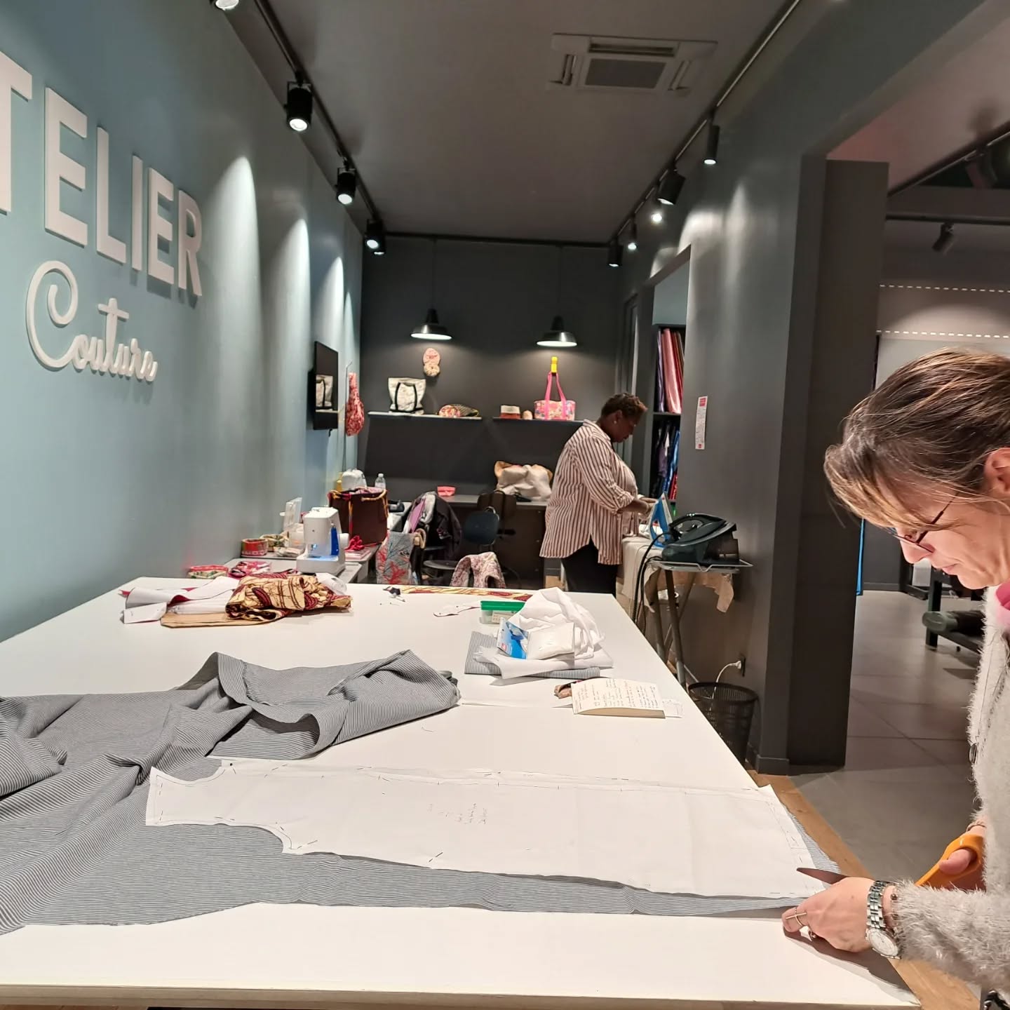 Alberta et Océane ont choisi l'atelier libre chez @selftissus_dinan pour continuer leur projet et apprendre les bonnes techniques de Couture/ patronage, adapter à ses besoins et réalisation. 😃
Chaque semaine et samedi demandez le planning.
Contactez Cathy au 06 33 82 51 91 ou cathycoudrzen@gmail.com