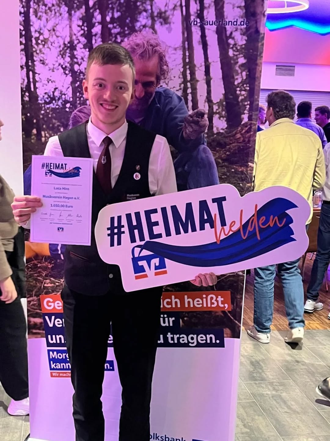 Über das Programm „Heimathelden“ der VB Sauerland durfte Luca 1.050 € für unsere Vereinskasse entgegen nehmen. 🎶
Tolle Aktion - Danke 🎊 das ist eine tolle Anerkennung für besonderes ehrenamtliches Arrangement
@vb.sauerland #vereinsleben