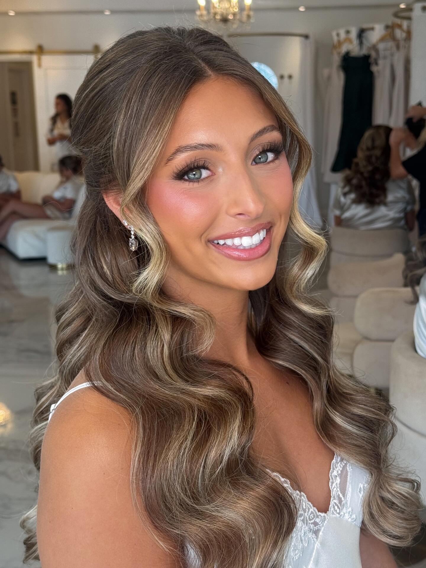 Wedding makeup carefully curated for my stunning bride Alexa. Watch the full brief on my last post where we go in depth on bringing the most perfect bridal vision to life. Combining her bridal trial from 2023, her most recent rehearsal dinner makeup, and new inspiration all together for a flawless makeup application that simply canāt be topped.
Thank you @alexafiorito for making this entire journey with you so fun and creative.
Makeup @angelazavala.mua
Hair @bebeautifull__
LINK IN BIO FOR ALL BRIDAL INQUIRIES & SPECIAL EVENT APPOINTMENTS
#longislandmakeupartist #longislandbride #longislandbridalmakeupartist #longislandmakeupandhair #weddingday #newyorkmakeupartist #bridalmakeup #weddingideas #makeupideas #bride #weddingtips #makeuptips #weddinginspo #makeupinspo #destinationmakeupartist #northforklongisland #montauk #montaukmakeupartist #makeuptutorial #bronzeymakeup #naturalmakeup #glowymakeup #larkfieldmanor
Long Island Makeup Artist Long Island Wedding Makeup Long Island Bridal Makeup
New York Bride to be