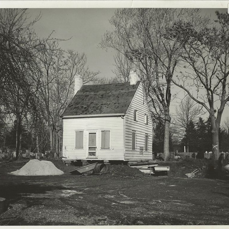 It's been a while since we posted a photograph from the archives. Check out this picture from December of 1971 of the Terrill Tavern being moved from the Searles property to the rear of the Merchants and Drovers Tavern Museum.
Check out the photos from Renna Media! https://rennamedia.com/happenings-in-rahway-100-75-and-50-years-ago/