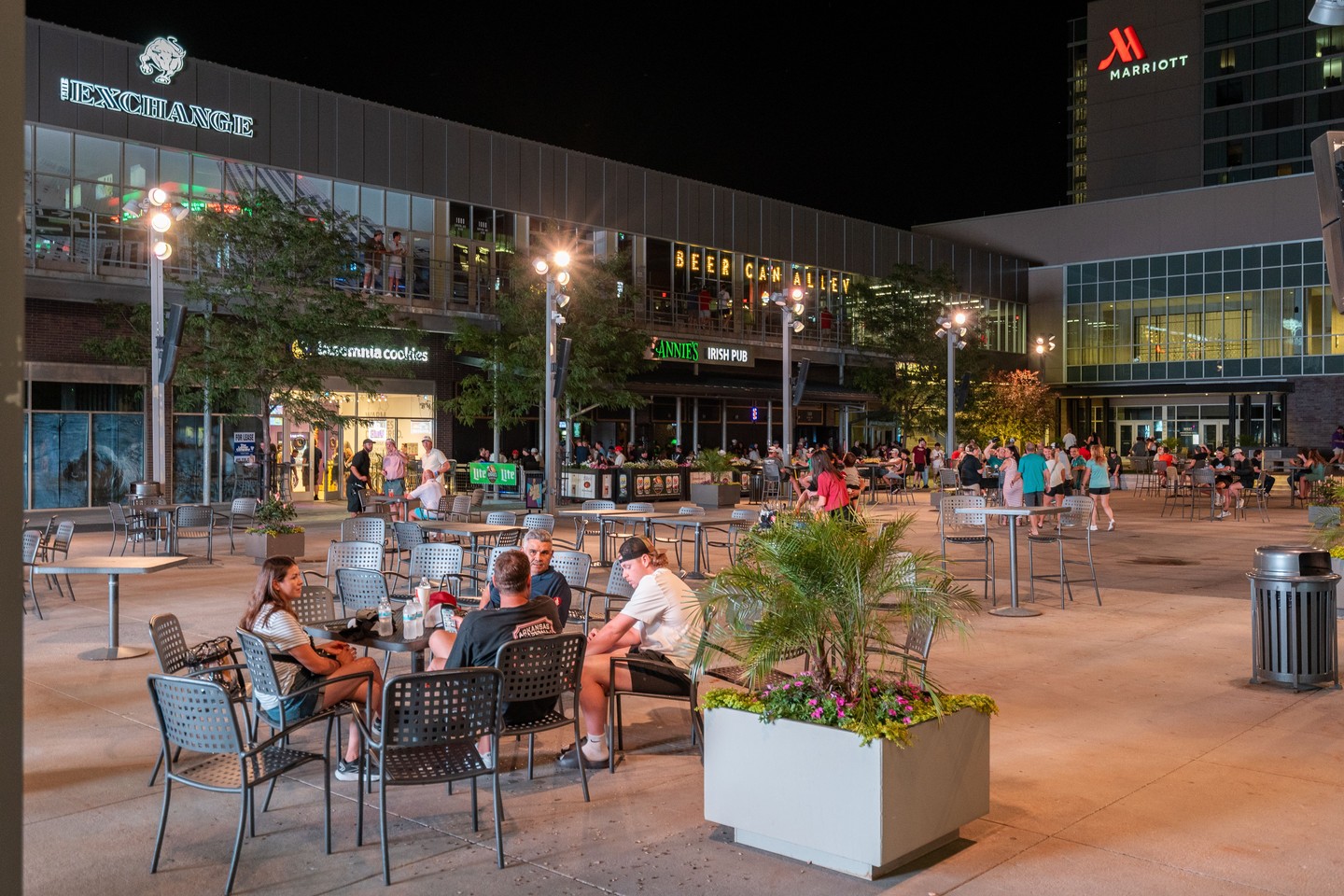 It's a beautiful weekend for drinks in the Plaza, enjoy it while it lasts!🍹☀️