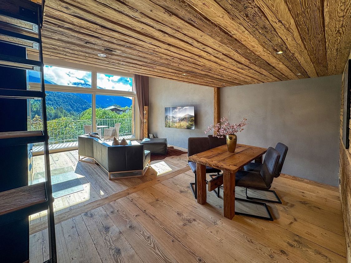 Grosszügiges neues Appartement für bis zu drei Personen!
Hier verbinden sich modernes Design und alpiner Charme zu einem einzigartigen Wohngefühl. Hohe Decken, edle Holzelemente und grosse Panoramafenster lassen die Räume hell und offen wirken und eröffnen atemberaubende Ausblicke auf die umliegenden Berge der Aletsch Arena. Die stilvolle und exklusive Einrichtung, die top ausgestattete Küche, der gemütliche Ess- und Wohnbereich sowie das moderne Bad sorgen für höchsten Komfort.
Ein besonderes Highlight ist die sonnige Terrasse, die zu entspannten Frühstücken mit Bergpanorama oder zu genussvollen Abenden beim Sonnenuntergang einlädt.
Ein Rückzugsort zum Wohlfühlen, Entspannen und Genießen.
Weitere Informationen —> 📞 +41 79 848 61 16 #aletschhomes #wooloftresort #loftresort #resort #homes #appartements #aletsch #aletschglacier #aletscharena #aletschtradition #switzerland #swiss #swisstradition #holidays #swissholidays #companys #tradition #family #familycompany #fiesch #fiescheralp #eggishorn #mountains #mountainhomes #nr1 #welovealetsch #wearealetsch #booknow
IHR ZUHAUSE IN DEN BERGEN
Location: @aletscharena @aletschguide @woo_loft_resort @aletschhomes @landschaftsparkbinntal @gomstourismus
www.aletsch-homes.ch