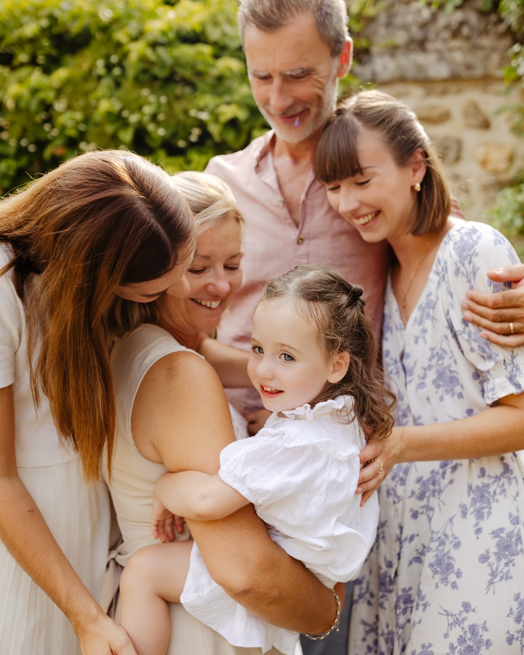 ☀️ Souvenirs d’été en famille ☀️
Ambre m’a recontactée cette année pour une séance en famille à l’occasion de la fête des mères — un joli cadeau pour immortaliser tous ces liens si précieux 💛
Nous nous sommes retrouvés chez eux, dans un cadre familier et plein de vie, chargé de sens et de souvenirs. Entre les parents, les deux sœurs et la fille d’Ambre, la séance a été remplie de moments vrais, de sourires spontanés et de complicité.
J’adore suivre l’histoire de mes clients au fil des années. C’est une de mes plus belles récompenses de vous retrouver et d’immortaliser les moments forts de votre vie — c’est un de mes plus beaux cadeaux 🤍
——
#melanievauryphotographe#photographefamilleoise#photographesenlis#photographecompiegne#photographelifestyle#photographechantilly