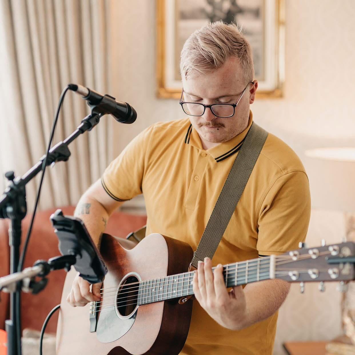 This Saturday evening..
Lee Adams 🎤
Great covers everyone knows (and a personal fav)
Tonight from 9pm!