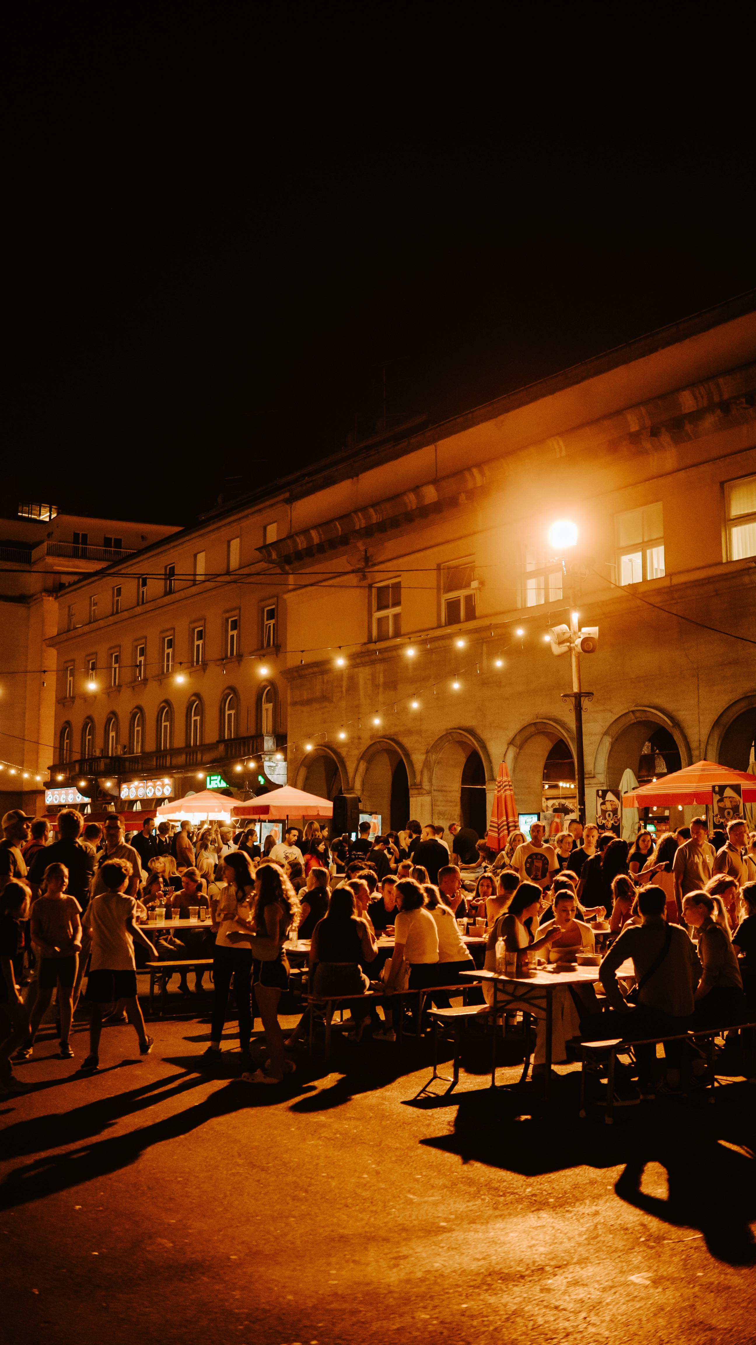 Ovaj petak ponovo chillamo na placu! Sija nam zubato sunce, ponesite svoje jaknice, čekaju vas rakijice, hrpa novih ugostitelja i specijaliteta, gulaš s vrganjima, klopica direktno s vatrice i prava jesenka vibra! Ulazimo u zadnji mjesec našeg druženja! Ne propusti petak na placu jer ćemo ti nedostajati kad nas neće biti… #petkomjedemonaplacu