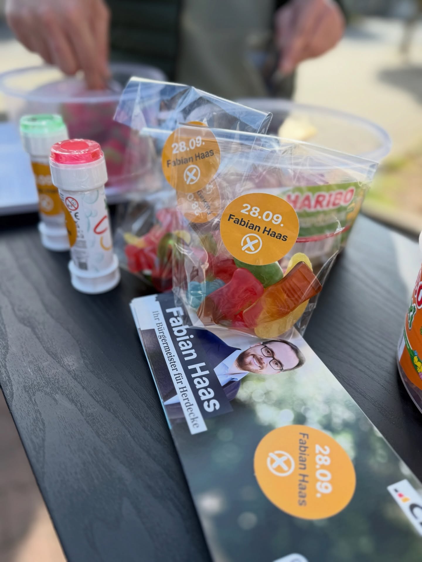 🍭Kinderschminken und bunte Tüten
Am Kampsträter Platz und vor dem Edeka gab es heute zum Wahlkampffinale Kinderschminken und bunte Tüten für Klein und Groß 🌸💫
⚠️ Am Sonntag einfach zwischen 8 und 18 Uhr mit dem Personalausweis in das bekannte Wahllokal gehen 🚶
#stichwahl #herdecke #bürgermeisterkandidat #plakate #fürherdecke