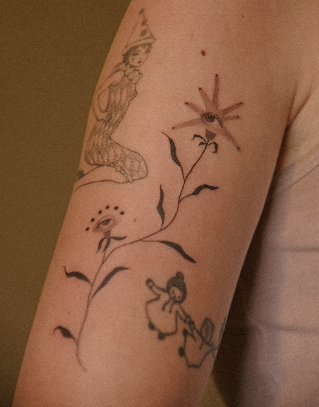 sternengucker (custom gap filler)
merci sk!
#tattoo
#tattooideas
#tattoodesign
#tattooinspiration
#tattoolove
#tattooart
#finelinetattoo
#fineline
#minimalisttattoo
#blackwork
#handpoke
#stickandpoke
#linework
#illustrativetattoo
#flowertattoo
#eyetattoo
#surrealtattoo
#dreamtattoo
#whimsicaltattoo
#fairytaletattoo
#magicaltattoo
#poetictattoo
#fantasytattoo
#mysticaltattoo
#weimartattoo
#erfurttattoo
#jenatattoo