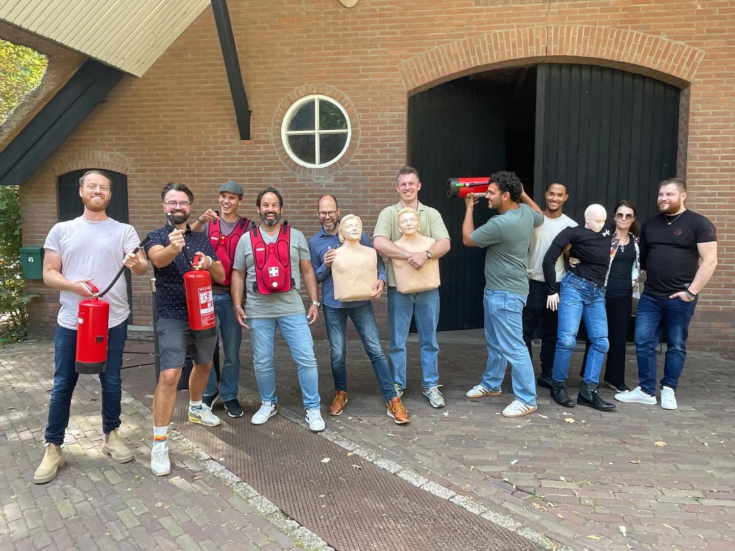 BHV moet leuk zijn
Ja, écht.
Veiligheid is bloedserieus.
Maar leren hoeft dat niet te zijn. 💡
- Een saaie cursus levert vinkjes op.
- Een leuke cursus levert vaardigheden op.
💬 Les van vandaag: als je lacht, oefent en actief bezig bent → onthoud je véél meer.
Wil jij ook een BHV-training die meer oplevert dan alleen een certificaat?
Plan vandaag nog een training voor jouw team en ervaar het verschil. 🚀
#veiligheid #safetyfirst #bedrijfshulpverlening #BHV #ehbo #veiligheidsbewustzijn #bedrijfsveiligheid #veiligewerk #noodsituaties #levensreddendhandelen #praktijkgerichteopleiding #eerstehulp #AED #ontruimingsoefening #veiligheidsopleiding #hulpverleners #teamwork #BHVpoint #TeamBHVpoint #BHVpointTraining #putten #Veluwe #Ermelo #Harderwijk #nijkerk