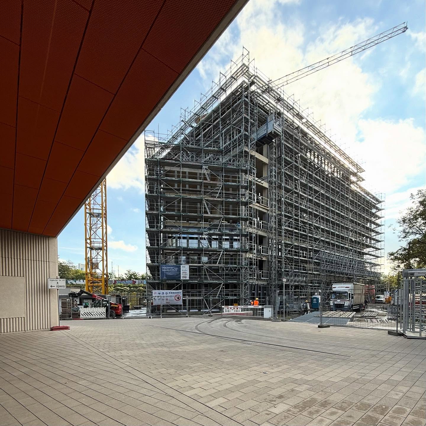 Unser Hochhaus in Köln, 2. Bauabschnitt des Ensembles #mattesunddüxx wächst in die Höhe. Während oben der Rohbau noch läuft, werden wenige Geschosse darunter die Fenster montiert und im 1.OG haben heute die Putzarbeiten angefangen! #strabagrealestate #züblin #hochhaus #köln #welovewhatwedo