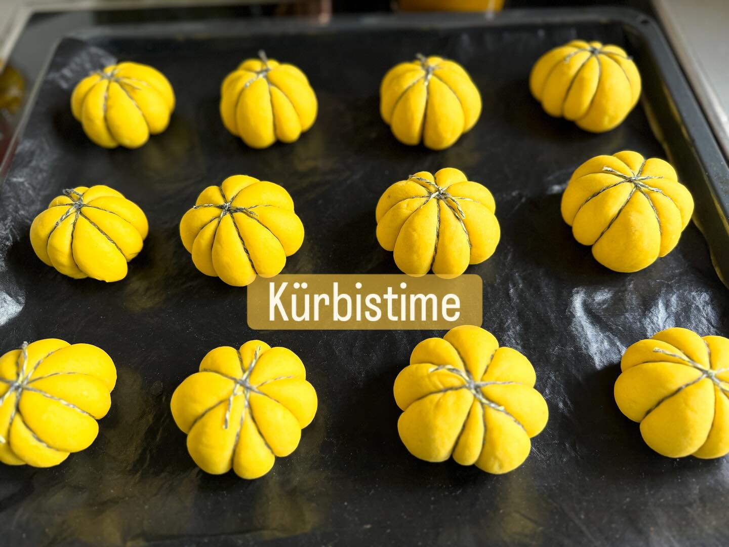 Kürbisbrötli mit Safran #backtastisch #kürbis #kürbisliebe #kürbisbrötchen #brötchen #safran