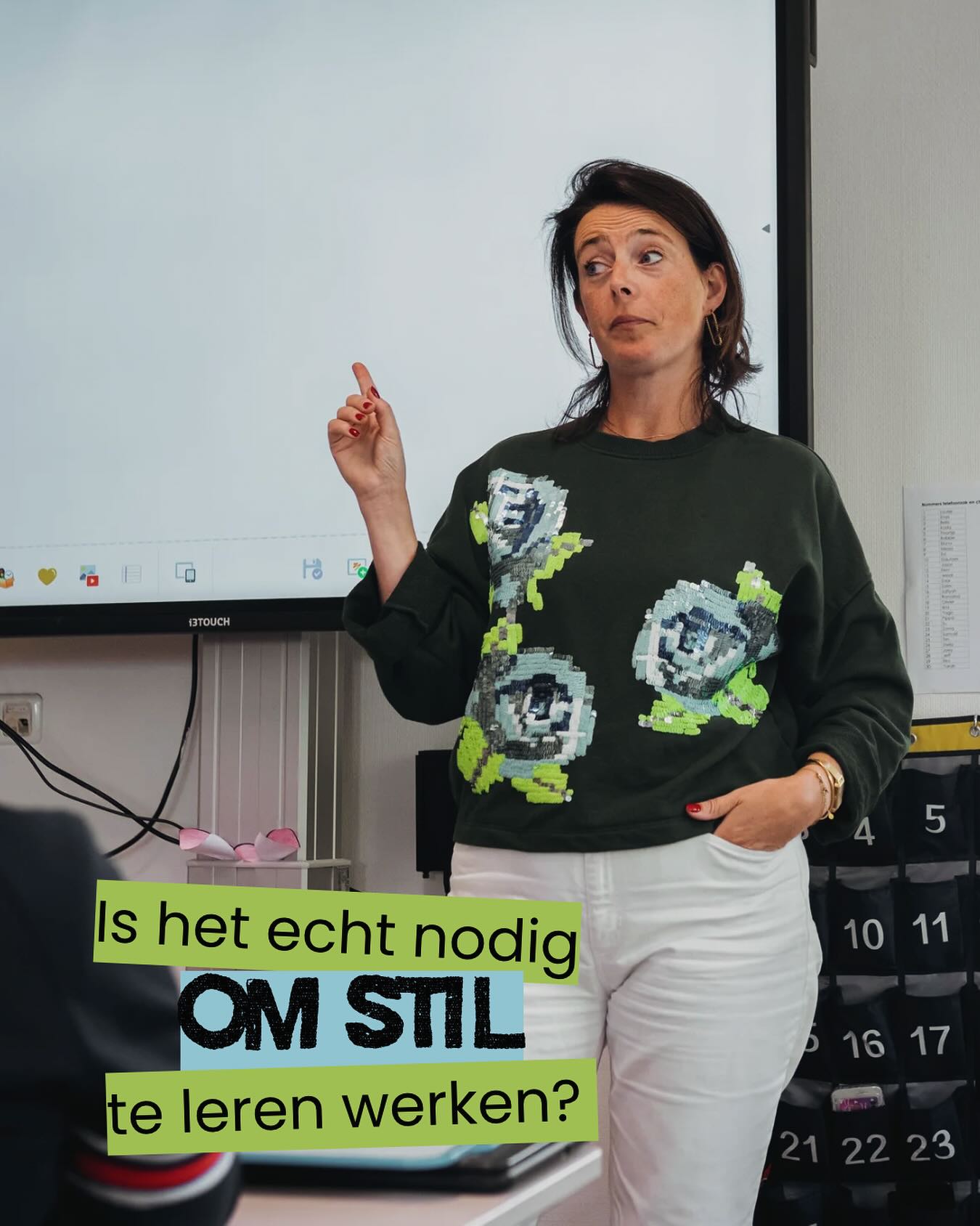 🔥 Tip van de week!
Leer leerlingen stil te zijn.
Het bevordert ten eerste het zelfstandig verwerken. Leerlingen gaan pas aan de slag met de verwerking als ze het lesdoel beheersen . Om te oefenen. Alleen. In stilte. Omdat ze het kunnen. Dan is stilte echt heel belangrijk.
Uit onderzoek blijkt dat leerlingen tot 20% meer fouten maken als het niet stil is tijdens het werken. Twintig procent! Dat is veel!
Ten tweede is het zo dat niet iedereen even goed gaat op geluid, interactie, beweging, prikkels. In een wereld waarin we bijna allemaal standaard overprikkeld zijn kan het geen kwaad om de stilte te leren voelen. In de westerse wereld is 2/3 van de mensen extravert en dit is de energie waar onze wereld op lijkt te draaien. Alleen vergeten we dan gemakshalve de groep van 1/3, die dus introvert is. Een introvert iemand laadt op van tijd alleen, in rust, in stilte. Dit geldt voor volwassenen én voor kinderen. Die bij ons in de klas zitten.
Stilte leren, hoe doe je dat? Zorg ten eerste voor duidelijke stilte signalen die je non verbaal ondersteunt met gebaren en pictogrammen. Je bouwt elke dag, het liefst bij meerdere keren, tijd in voor totaal stil werken. Dat betekent dat jij als leraar dan ook (een deel van) die tijd stil bent. Die tijd gebruik je om te observeren en zelf ook even rust te nemen. Kopje thee, adem in en uit, dat idee.
Stil werken bouw je op. Leg uit waarom je dit gaat doen, begin met vijf minuten en verleng na een paar dagen. Bespreek wat er mogelijk kan gebeuren tijdens dat stil werken waarbij leerlingen denken te moeten praten én wat ze dan in plaats daarvan kunnen doen. Oefen in het begin met taken die voor iedereen behapbaar zijn. Tenzij een groep dit echt niet lukt zonder extrinsieke motivatie raad ik je aan dit te doen zonder beloningen zoals stickers, kruisjes of gadgets. De beloning is de stilte én wat die stilte brengt.
Belangrijk dus om de klas te vragen wat het oplevert. Hebben leerlingen veel werk af? Voelen ze de rust? Fijn gespeeld? Want ja dit kan ook met de allerjongsten. Zelfstandig spelen in stilte kan zo’n gevoel van ontspanning geven.
En niet alleen voor de leerlingen dus. Ook voor jou!