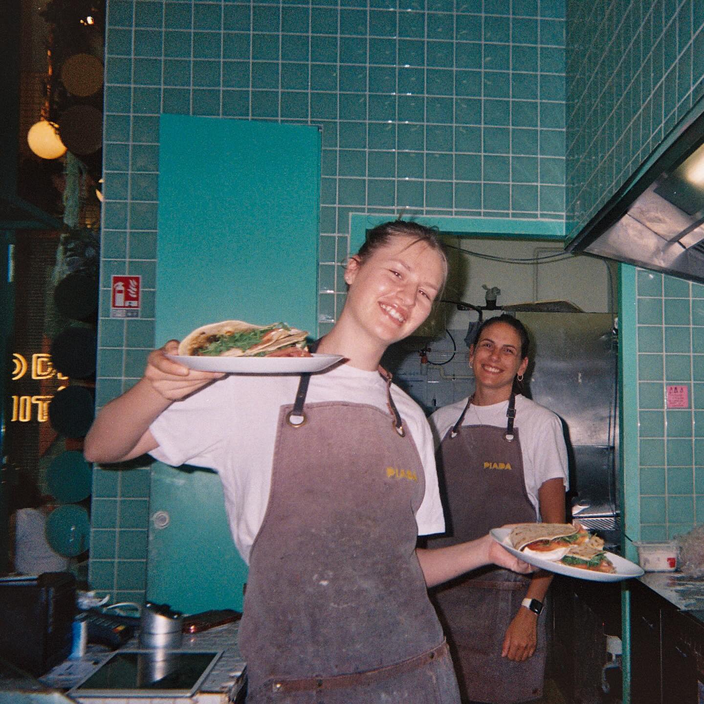 Farine partout, sourires partout 😄 C’est ça, la recette du bonheur (et des bonnes piadina) ! La team qui régale, dans tous les sens du terme 🙌