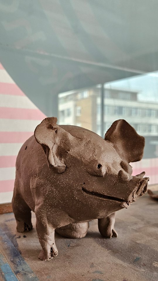 Huge thanks to @susanhallsceramicsuk for a fabulous workshop at the studio yesterday ❤️
Susan had stopped teaching workshops, so we were super lucky that she agreed to come to @eastbournestudiopottery lured by our proximity to the South Downs and Seven Sisters coastline!
It was a fast-paced day full of great ideas and top tips on how to capture character, creating animal sculpture with a spontaneous approach
Working with grogged paperclay from @scarvapotterysupplies allowed everyone to really push the possibilities of how to manipulate clay
Susan is one of the 10 Award artists for this year's @british_ceramics_biennial whose work is on show until the 19th October at the old Spode works in Stoke - catch it if you can
