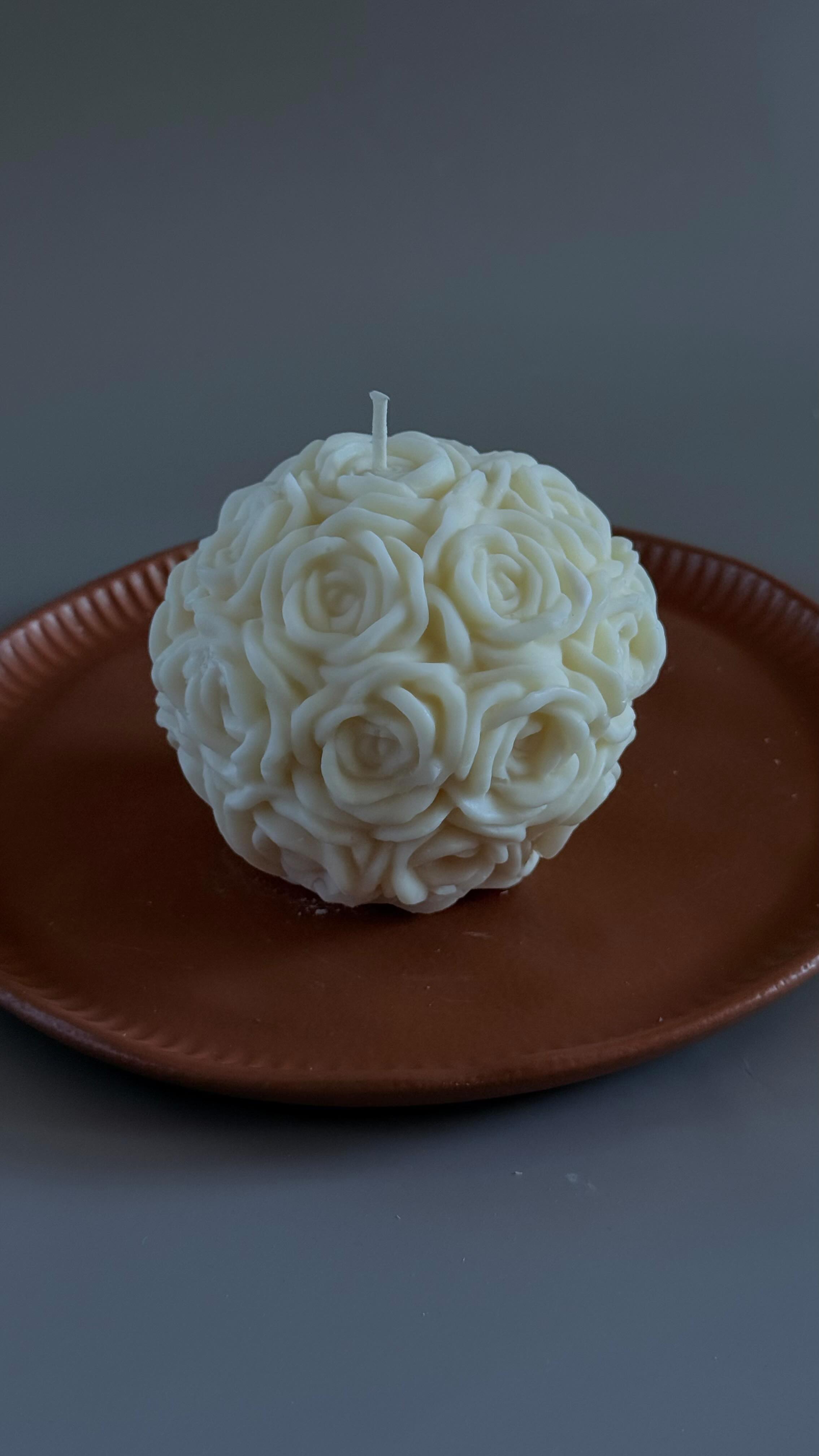 Looking for the perfect gift? Start with a candle that feels like art 🕯️🤍