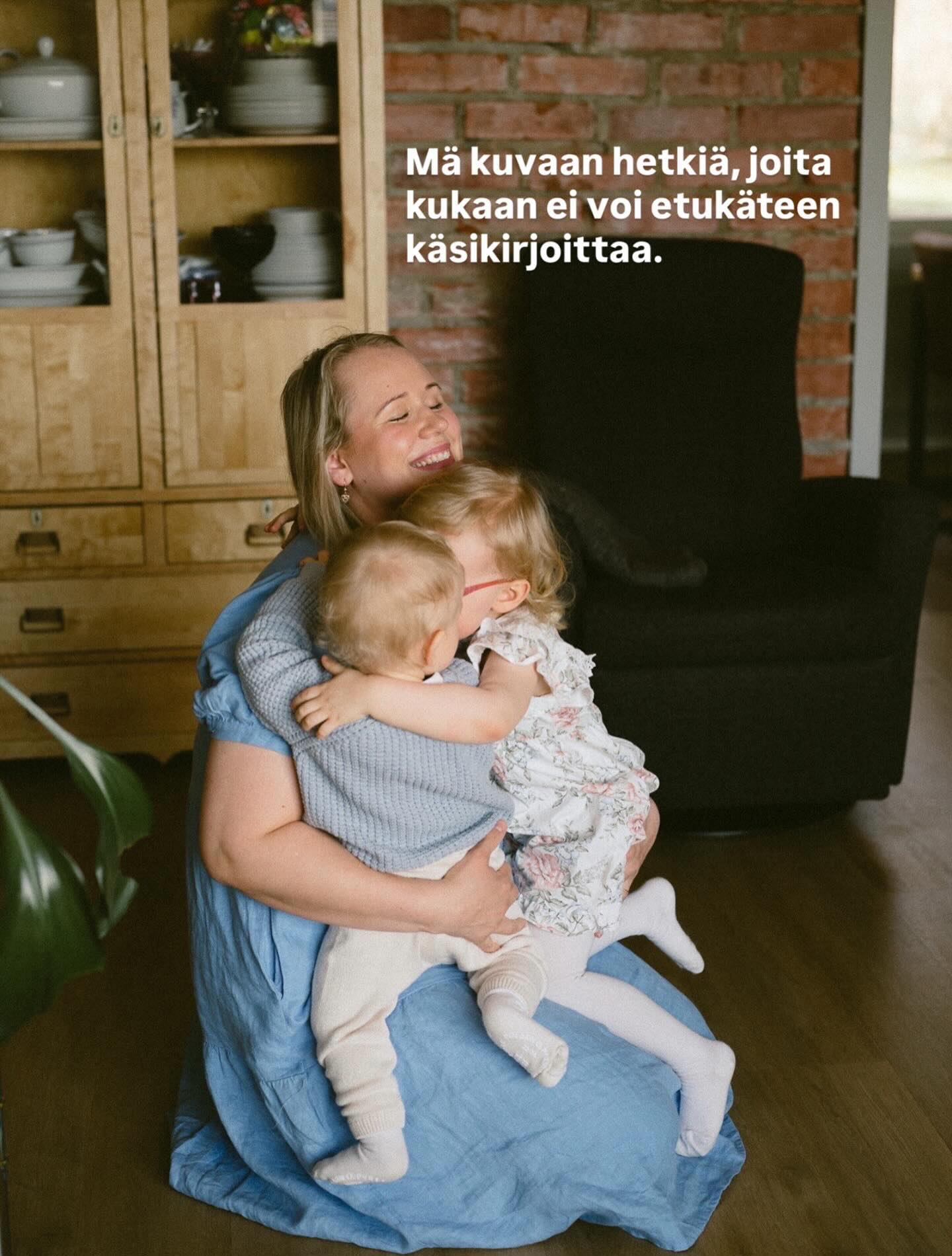 Oon aina kokenut olevani parempi dokumentaarisessa kuvaamisessa kuin siinä, että asettelisin pitkään ihmisiä kuviin jollain tietyllä tavalla. Kyllä mun juttu valokuvaajana on taltioida mun kameran edessä tapahtuvia asioita, jotka kestää vain hetken ja joista ihmiset itsensä ja elämänsä muistavat. Mulla kesti aika pitkään tajuta, että inspiroidun enemmän dokumentaarisesta kuvaamisesta ja siksi mun kuvauksissa on oltava enemmän sitä puolta.
Mä haluan kuvata niitä hetkiä, joita kukaan ei voi etukäteen käsikirjoittaa. Esimerkiksi näitä hetkiä, kun lapset juoksee spontaanisti syliin halaamaan.
Nykyään mä ymmärrän tosi hyvin miksi monet sanoo, että jännittää ajatus kameran edessä olemisesta. Muakin jännittäisi, jos mun pitäisi kuvauksessa koko ajan keskittyä siihen, että nyt kuvataan ja mun pitäisi olla aseteltuna just johonkin tiettyyn asentoon. Siksi mä haluan tarjota mun asiakkaille kuvaushetkiä, joissa ei tarvitse keskittyä koko ajan itse kuvaukseen. Haluan pikemminkin elää hetken mun asiakkaiden kanssa ja samalla ikuistaa sen tarinaksi. Mä myös näen, että me näytetään usein eniten itseltämme silloin, kun me vähiten mietitään sitä, että nyt kuvataan.
Mun kuvauksissa tapahtuu paljon hetkiä, joita en voi käskeä tai ohjeistaa tapahtumaan. Ja siksi mä varaan mun asiakkaille pitkän kuvausajan, jotta kuvaus voisi toteutua tällä kuvailemallani tavalla.
Mun kuvat ei oo täydellisiä. Niissä on elämää, sen värejä ja tunteita.
Ja just siksi niistä tulee erityisen arvokkaita.
#perhekuvaus #dokumentaarinenperhekuvaus #kotikuvaus #perhekuvauskotona #lapsikuvaus #perhekuvausturku #perhekuvaussalo #valokuvaajaturku #naisyrittäjät #valokuvaajanaisetsuomi #lapsuusmuistot