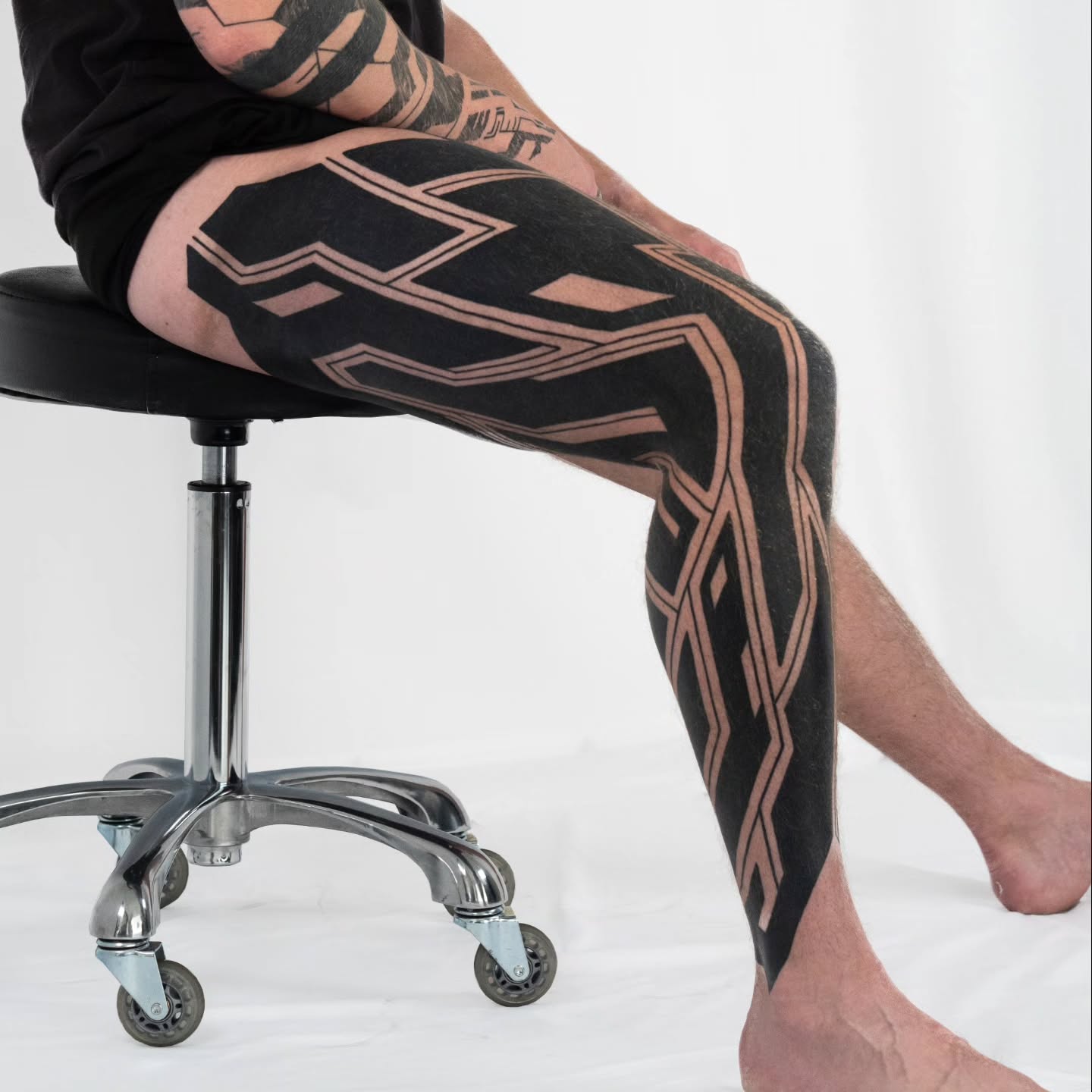 Cyberpunk leg sleeve tattoo by @kevinligabue
Futuristic Heavy blackwork done at Future Ink Oakland California bay area