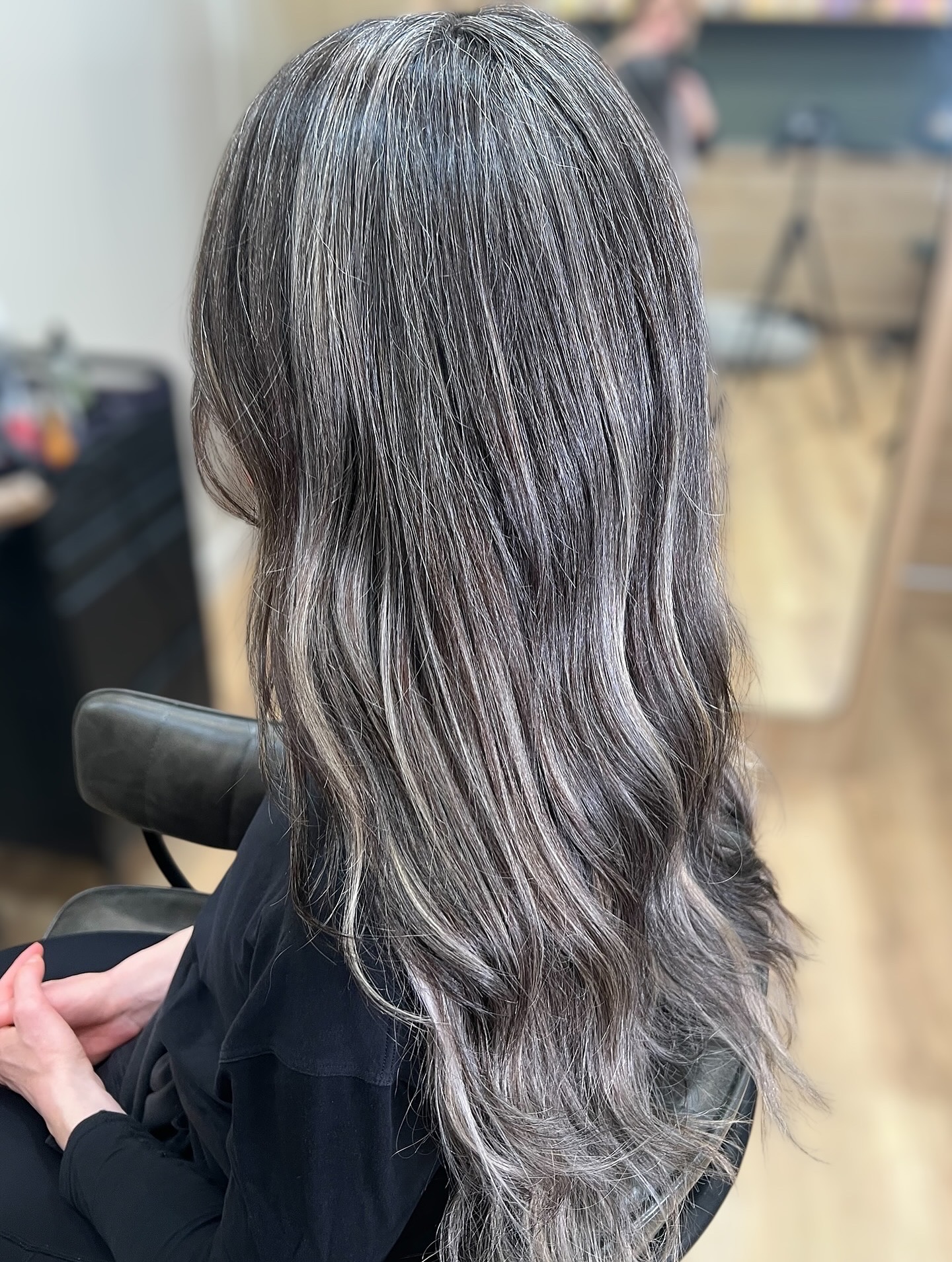 From blended roots to brighter ends ✨ This is just the beginning!
An amazing first-session result! My guest is excited to take it further—keeping the soft root blend while adding more silver-white through the lengths for extra pop and brightness.