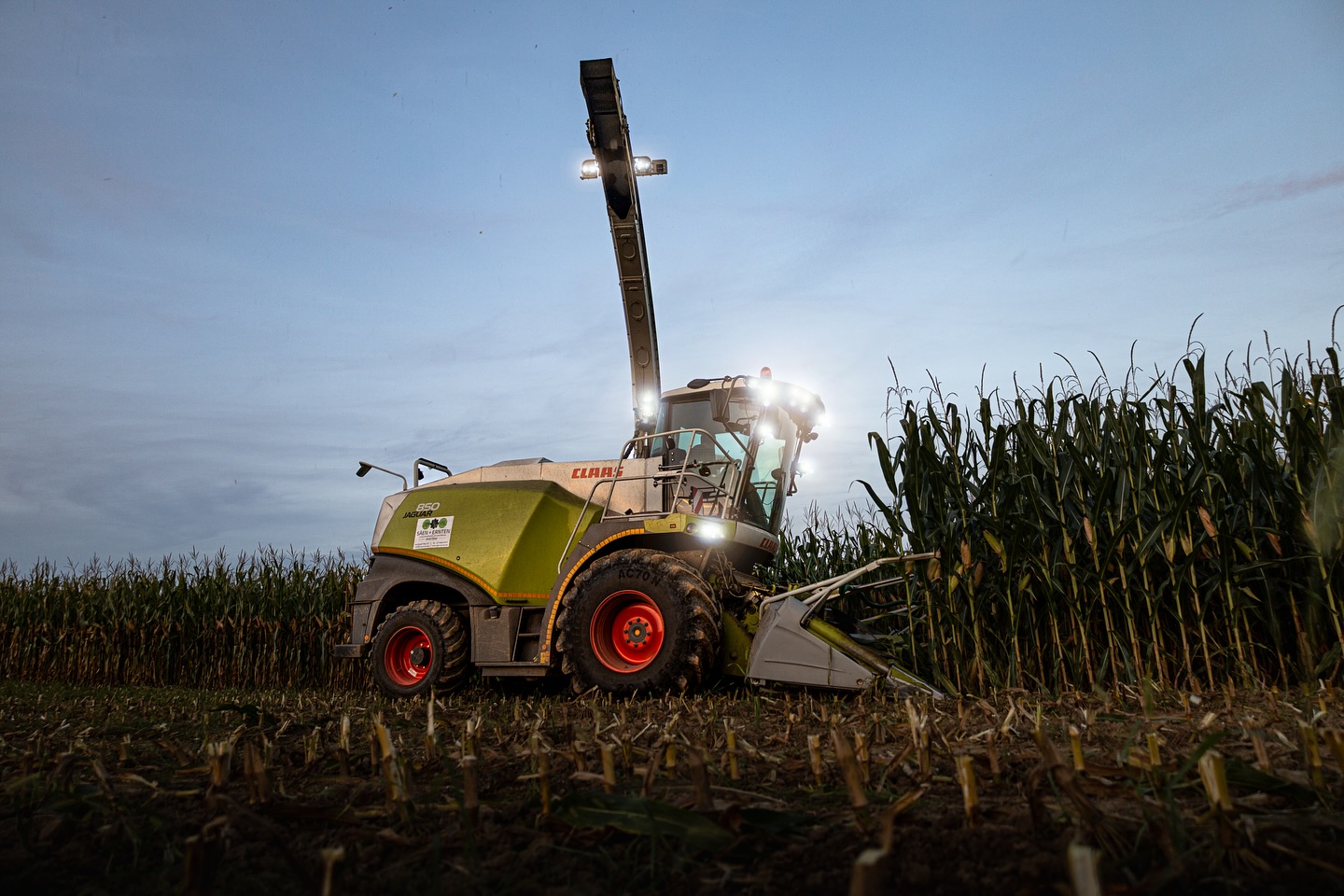 Der Jaguar hat Hunger🐆
.
.
.
.
.
.
.
.
.
#Landwirtschaft #Agrar #Farming #Bauer #Landleben #Farmlife #Agriculture #FarmersLife #Countrylife #GreenEnergy #Claas #ClaasJaguar #Claas850 #ClaasPower #ForageHarvester #TractorPorn #BigMachines #Agrartechnik #Landtechnik #FendtVsClaas #Mais #Maisernte #Maishäckseln #Harvest2025 #Silage #CornHarvest #Forage #Biogas #Maissilage #Erntezeit