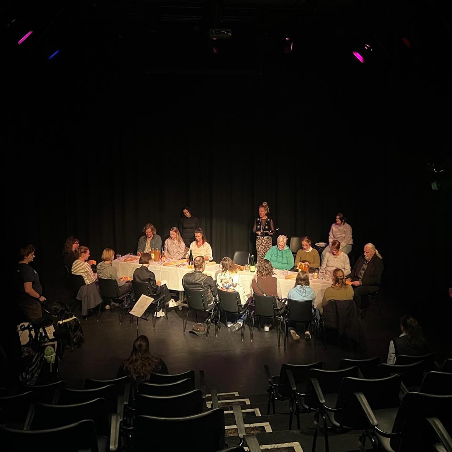 🍏🍎 AAN TAFEL 🍎🍏
Afgelopen vrijdag was de eindpresentatie van onze theaterweek in Frankrijk. Een intieme eindvoorstelling waarin we het publiek aan tafel plaatsten, op het podium. De voorstelling werd geserveerd als een diner met verhalen over de verschillende tafels waaraan de jongeren in hun levens hebben gezeten. Het was intiem, direct, eerlijk, kwetsbaar en een tikkie oncomfortabel voor het publiek. Alle ingrediënten van een goede ontmoeting wat ons betreft.
De theaterweek in samenwerking met @circulaireversnellers en @canidream_ is een ontzettend geslaagde pilot. Voor ons maar vooral voor de jongeren (check het filmpje maar). Op naar meer van dit!
#theaterlife #theaterwerkt #futurethecrowd #circulaireversnellers