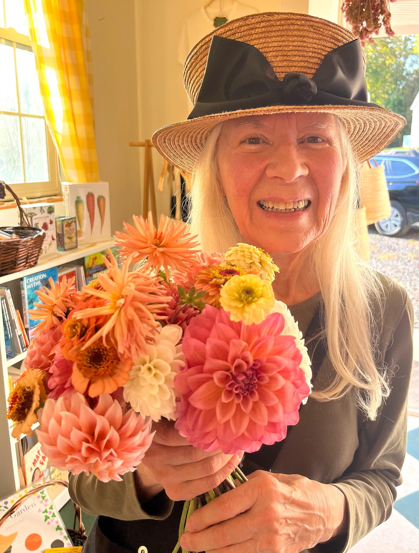 This bouquet we whipped up of dahlias and zinnias is lovely, but not nearly as stunning as Gayle in her fabulous hat. She makes our day every single time she visits the shop.
🧡🧡🧡
#dahlia
#dahliaseason
#dahliasofinstagram
#flowers
#flowersandbooks
#flowershop
#weddingflowers
#upstateny
#hudsonvalley