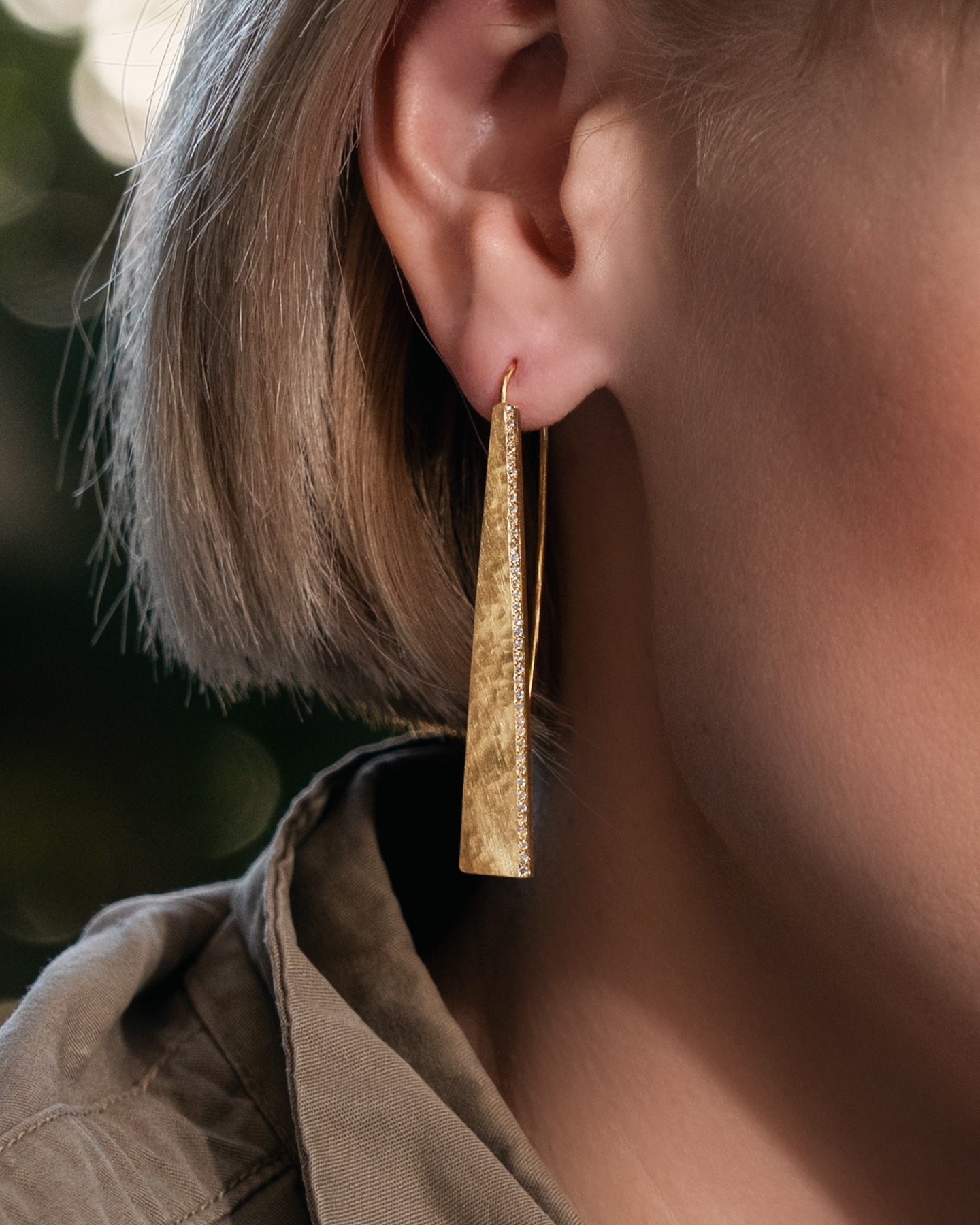 These long hand hammered texture earrings bring out the artistry of raw gold, softened with the sparkle of delicate diamond pavé. A statement of contrast — bold yet refined, modern yet timeless.
For the woman who carries her elegance with strength. 🌙💫
#HammeredGold #DiamondEarrings #ContemporaryJewelry #GoldJewelry #EverydayLuxury #ModernElegance #FineJewelry #marikadesertgold #Jewelry #handmadejewerly #Earrings #instajewellery