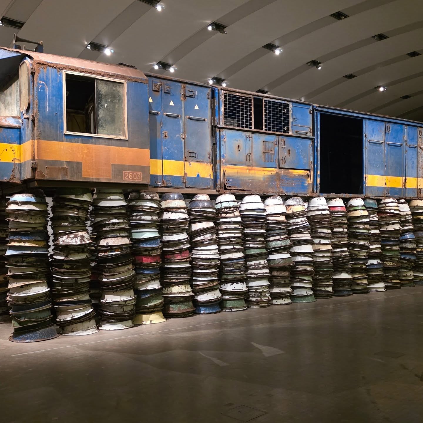 Headpans werden die Schüsseln genannt, in denen Frauen in Ghana allerlei von Nüssen bis Brennholz transportieren, und ihre Kinder darin waschen. Ein Multitool aus Email. Eine andere Art Gefäß ist die Diesellok, die Ibrahim Mahama in der @Kunsthalle aud tausend solcher Schüsseln gestellt hat.
