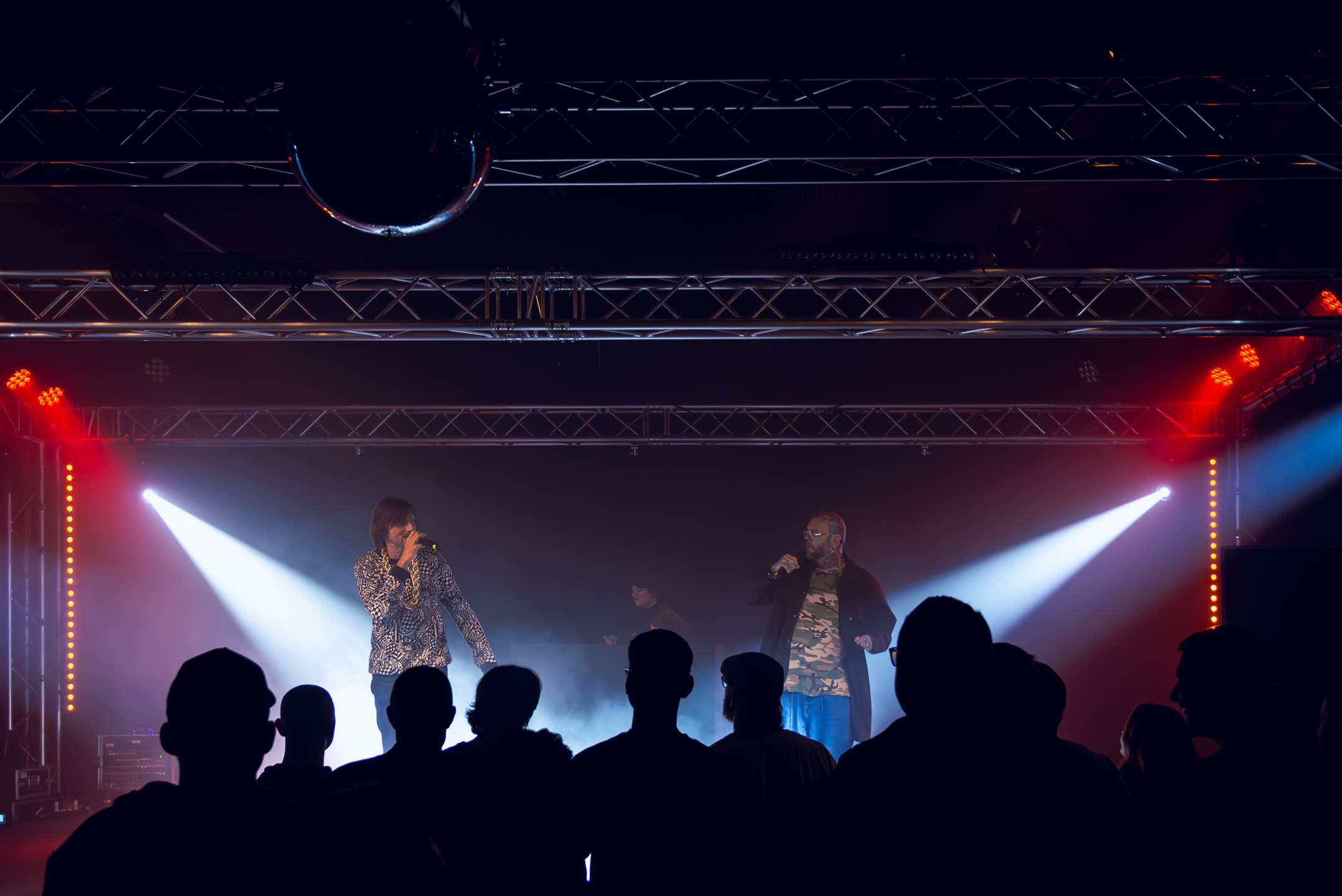 🎤 Mit „Sogadinedna“, „Stoistod“ und weiteren Linzer Hip-Hop Bangern mischten MAASNBRIADA @skero_official und @bumbumkunst vergangenen Freitag die @altefeuerwehrhalle auf! 🔥
🎧 Fabulous @deopatria_redlips on decks!
#kulturvereingast #konzert #skero #bumbumkunst