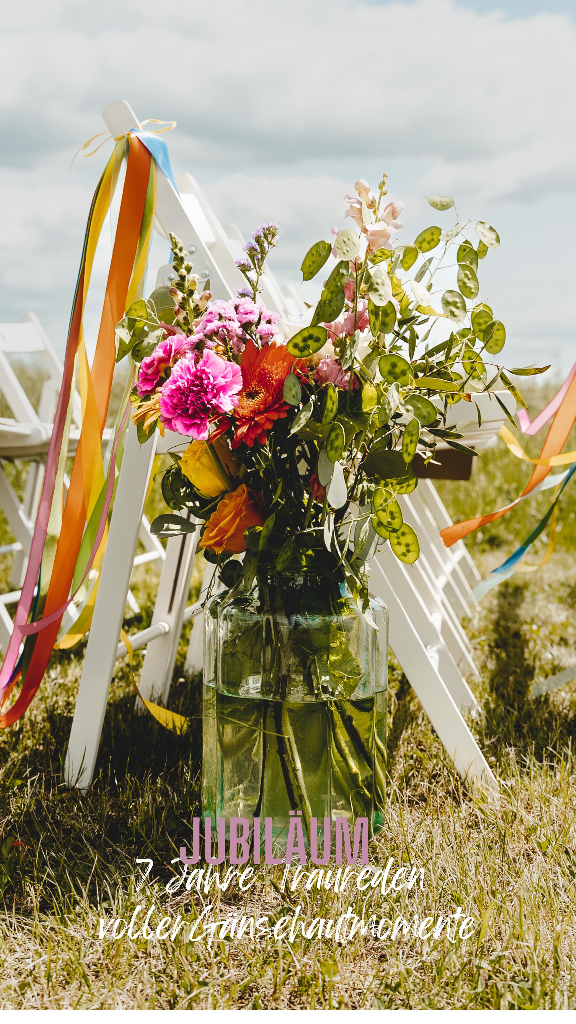Wow, was für ein Ritt ❤️
Sieben Hochzeitssaisons begleitet mich schon mein Traumjob Traurednerin. Heute auf den Tag genau jährt sich meine erste Rede. Und die hatte es direkt in sich: Bekannte Gesichter unter den Gästen, riesige Hochzeitsgesellschaft und die Verknüpfung der Freien Trauung mit einer Kinderwillkommensfeier.
Könnt ihr euch vorstellen, wie aufgeregt und nervös ich war? Es war eine Achterbahn der Gefühle. Aber ich habe es gerockt - Brautpaar, Gäste und Dienstleister waren so begeistert, dass mich meine erste Trauung auch zu meiner ersten Trauerfeier geführt hat. Hätte mir das vorher jemand erzählt…
Bis zur ersten Trauung war es aber auch ein kleiner Weg. Gewerbeanmeldung, Ausbildung, Messen, Gespräche…. Rückblickend betrachtet, begann mein Traurednerweg sogar bereits zwei Jahre vorher, bei meiner eigenen Hochzeit. Als ich für den Pfarrer unsere Geschichte verpackt habe. Witzig, romantisch und authentisch.
Und das ist es, was die Reden von Worte für die Ewigkeit ausmachen. Sie sind ehrlich, authentisch, nah am Menschen. Sie bleiben in Erinnerung. Es darf gelacht und geweint werden. Aber vorallem bleibt der romantische Kern einer Trauung immer im Fokus.
7 Jahre - es waren wilde Zeiten. Corona, Schwangerschaft, Teamaufbau, Familie und zuletzt Brustkrebs. Und dazwischen diese große Leidenschaft und die tiefen Gespräche mit den Paaren.
Ich bin stolz auf mich, dass ich diesen Weg immer weiter gegangen bin. DANKE an alle wundervollen Menschen, denen ich in dieser Zeit begegnet bin und auch an alle, die mich immer unterstützen.
Im Reel habe ich versucht mal einen klitzekleinen Ausschnitt der letzten Jahre festzuhalten.
Was verbindet ihr mit einer Freien Trauung? Schreibt es in die Kommentare.
Eure Silke
FREIE TRAUUNG
RÜCKBLICK
DANKBAR
TRAUREDNERIN
#wortefuerdieewigkeit #freietrauung #hochzeit2025 #freierednerin #hochzeit2026 #verlobt #hochzeitsinspiration #heirateninbayern #traumjob