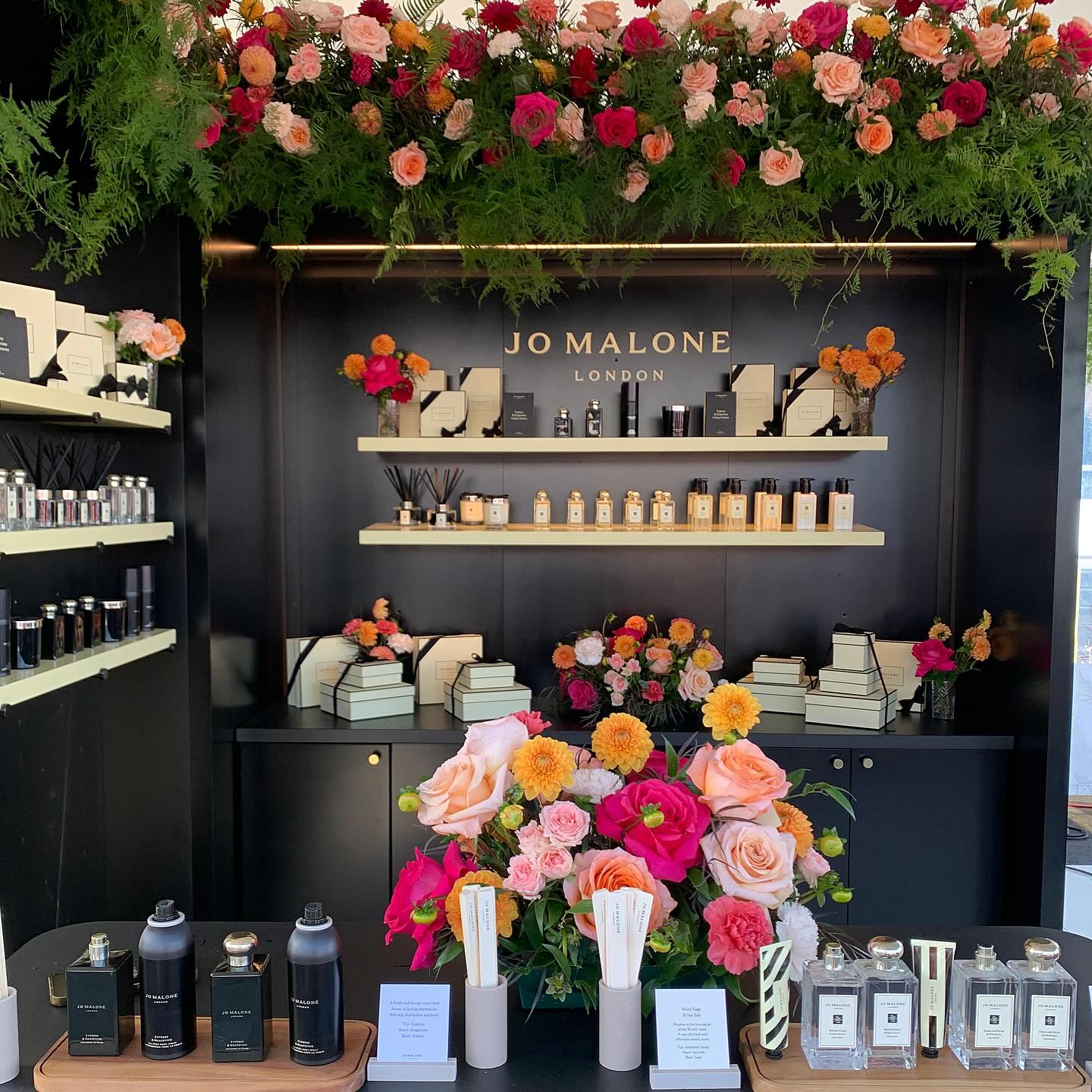We hope everyone had a good week-end ! We spent ours beautifully with @jomalonelondon 🌸 #flowerpoweralways
#flowerpower #floralfix #flowerstagram #floraldesign
#nycflowers #frenchflorist #artisanfleuriste #luxuryflowers #retailflowers #elegantflowers #nycflowerbouquets #classyflowers #giftflowers #lusciousflowers #subscriptionflowers #beautifulflowers #internatrionalflorist #nycflowers