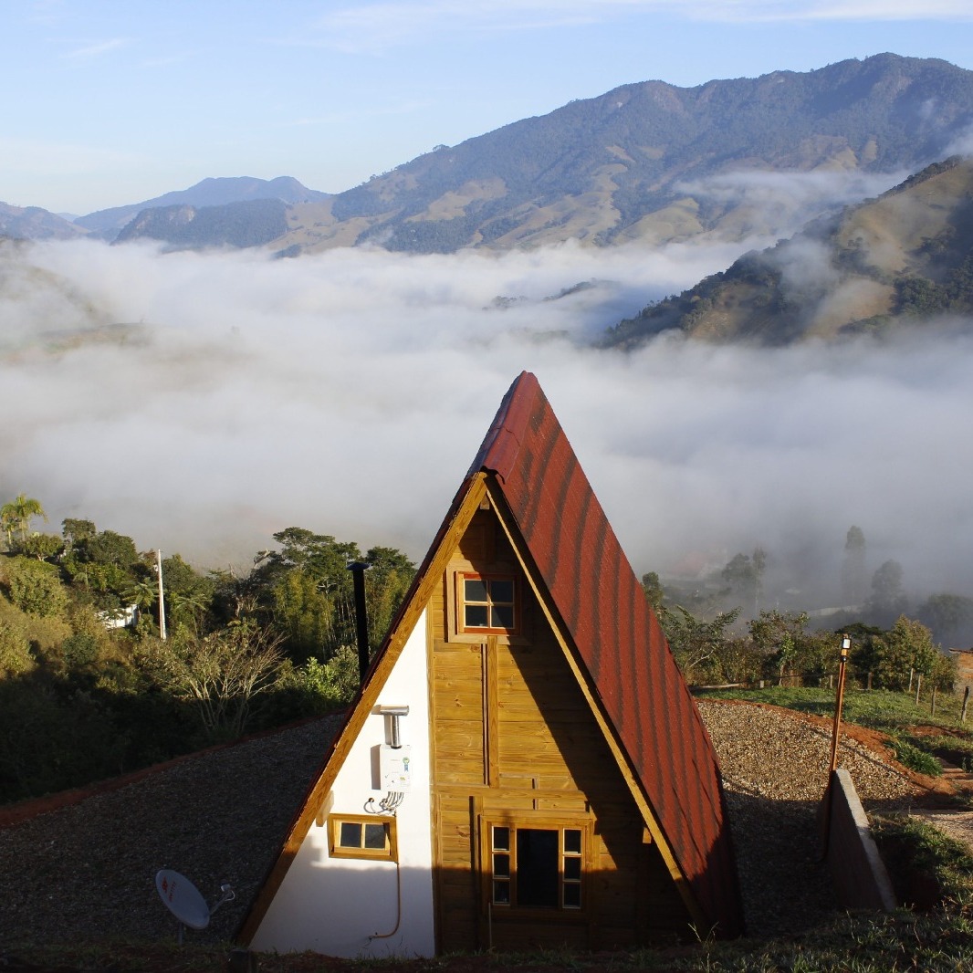 ENCANTADORA CASA DE MADEIRA EM ÁREA DE 3.000M² COM CHALÉ VISITAS EM DELFIM MOREIRA/MG
Casa de madeira em área de 3000m² com chalé para visitantes.
Em uma área de 3000m² uma encantadora casa de madeira de 105m² composta por suíte, quarto, banheiro, sala de estar e jantar, cozinha e lavanderia. Possuí também garagem para dois carros e um chalé com 29m² para visitantes.
A casa é isolada termicamente, possui reservatório próprio de água. O chalé possui aquecedor a gás.
Com uma bela vista para as montanhas a casa também possui uma trilha que leva a cachoeira do túnel.
Não perca essa oportunidade!
R$600.000,00