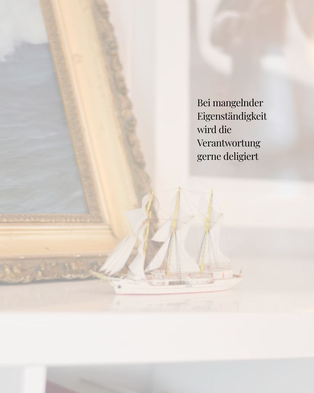 In vielen Beziehungen zeigt sich ein Muster: Wenn wir nicht genug Eigenständigkeit entwickeln, neigen wir dazu, Verantwortung an den Partner oder die Partnerin abzugeben.
Das klingt im Alltag oft so: ‚Du bist schuld, dass es mir schlecht geht.‘ oder ‚Wenn du dich ändern würdest, wäre alles leichter.‘
Doch genau hier liegt die Falle: Wer Verantwortung delegiert, macht sich abhängig – und nimmt sich selbst die Möglichkeit, etwas zu verändern.
Eine gesunde Partnerschaft lebt davon, dass beide ihre eigene innere Arbeit machen. Das bedeutet, die eigenen Gefühle ernst zu nehmen, Bedürfnisse klar zu äußern und auch die eigenen Anteile an Konflikten zu erkennen.
Eigenständigkeit heißt nicht Distanz oder Kälte. Sie schafft vielmehr die Grundlage dafür, dass Nähe entstehen kann – weil keiner den anderen für sein Glück verantwortlich macht.
Je mehr du in dir selbst verwurzelt bist, desto freier kannst du in Beziehung gehen.
#Beziehung #Eigenständigkeit #Selbstverantwortung #Paartherapie #Nähe #Authentizität #Partnerschaft