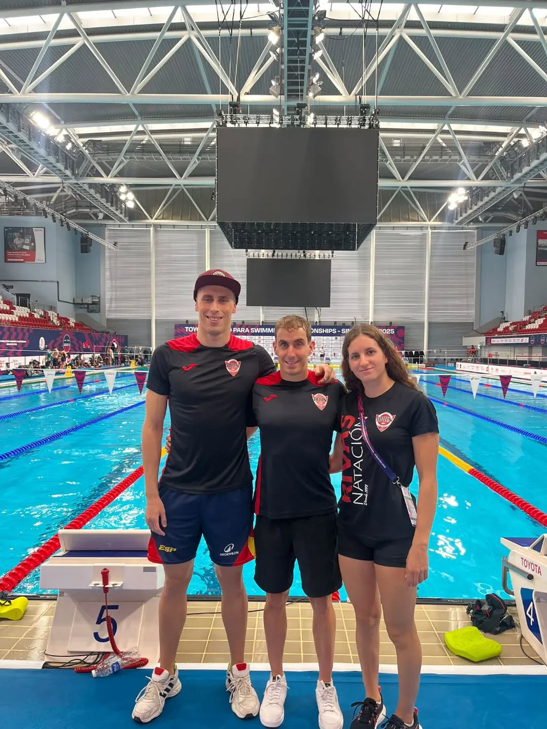 ▪️WORLD PARA SWIMMING CHAMPIONSHIP▪️
Finaliza el Campeonato del Mundo de Natación Paralímpica de Singapur 2025, en el cual nuestros nadadores @ivanso1998 y @canteroswimmer compitieron a un altísimo nivel.
En total regresan con 1 Medalla de ORO, 3 RÉCORDS de España y 5 Mejores Marcas Personales.
José Cantero:
🥇 🌍 Campeón del mundo y RE🇪🇸 en 4x100 libres
5º en 100 braza, MMP.
6º en 200 estilos, MMP.
6º en 100 libres.
Iván Salguero:
5º en 100 braza, MMP y RE🇪🇸
5º en 100 libres, MMP y RE🇪🇸
6º en 400 libres.
Dejando el listón bien alto, finalizan la temporada.
¡¡Ahora toca descansar para volver más fuertes la siguiente!! 🔥
¡¡Enhorabuena chicos!!
🖤❤