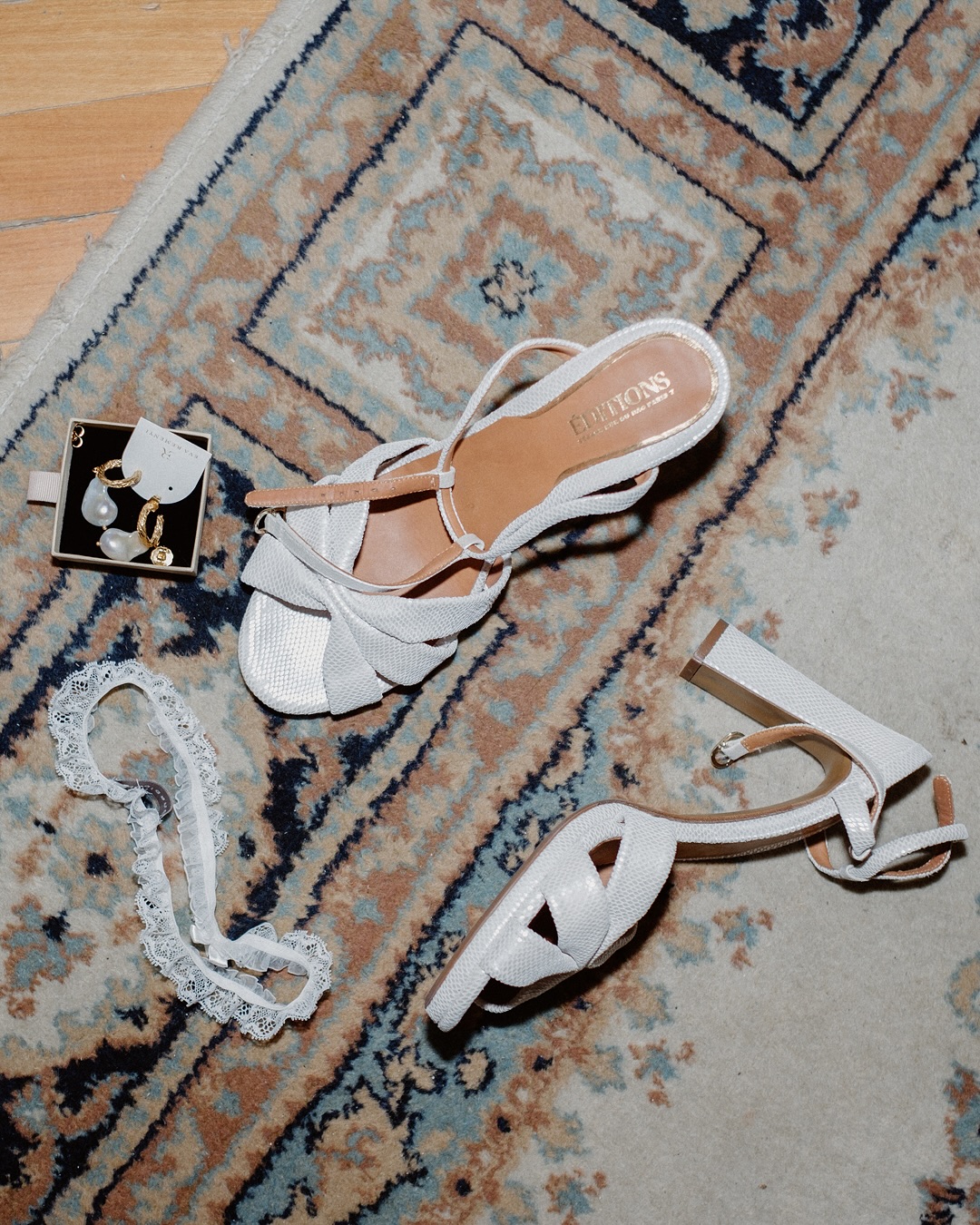 Rain, romance, and a little touch of French magic- oui!🥂
.
.
@villafontaine
@vowfullywedding
#frenchwedding
#frenchweddingphotographer #frenchweddingstyle #provanceweddingphotographer #elegantwedding #bridetobride #newyorkbridesmag #weddinginspiration #frenchstyle