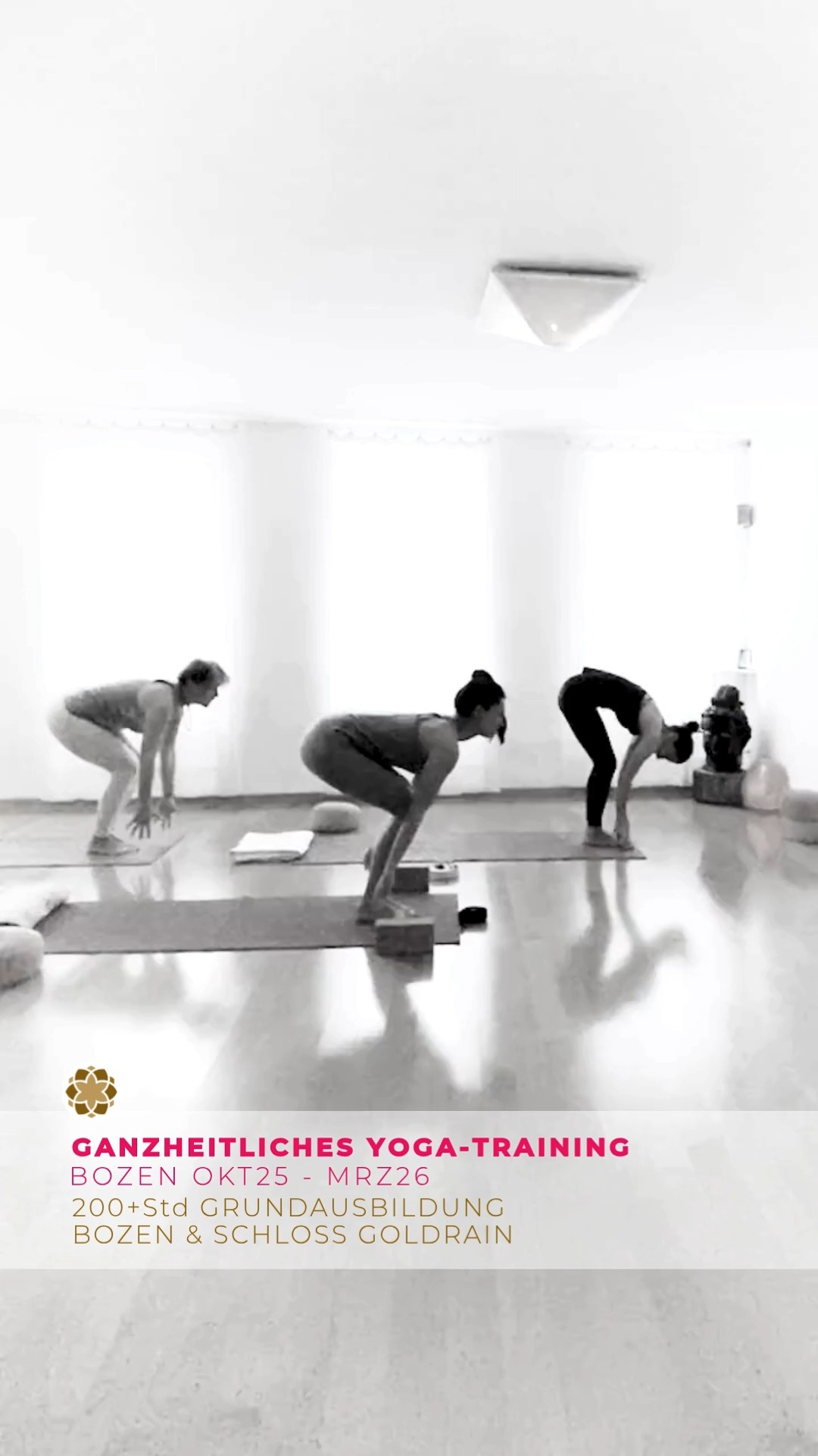 ✨ Yoga in der Tiefe zu erfahren bedeutet deine inneres Strahlen zum Leuchten zu bringen.
Bewirb dich jetzt:
200+STD GANZHEITLICHES YOGA TRAINING (Grundausbildung)
Alice & Team Yogastudio108
Bozen-Gries und Schloss Goldrain
Oktober 25-März 26
(Yoga Alliance zertifiziert)
-> Es sind noch 3 Plätze frei!!!
Dich erwartet:
• ein praxisorientiertes, ganzheitliches, berufsbegleitendes Training im kreativen Hatha-Vinyasa- Yoga mit einem erfahrenen Lehrerteam
• ein fundiertes Verständnis für den Yogaweg durch Studium der alten Schriften
• die energetische und technische Vertiefung von Asana, Kriya, Pranayama und Meditation • deinen eigenen authentischen Weg zu gehen und deine Erfahrung weiterzugeben
Intensivwoche 25.10.-2.11.25
1WE 22./23.11.
2WE 13./14.12.
3WE 10./11.1.26
4WE 31.1./1.2.26
5WE 21./22.2. 26
6WE 13.-15.3. (Abschluss)
-> Mehr Infos auf der webseite www.omomom.life oder www.yogastudio108.bz
Wir freuen uns auf Dich 🫶
Alice und Team vom Yogastudio108, Bozen