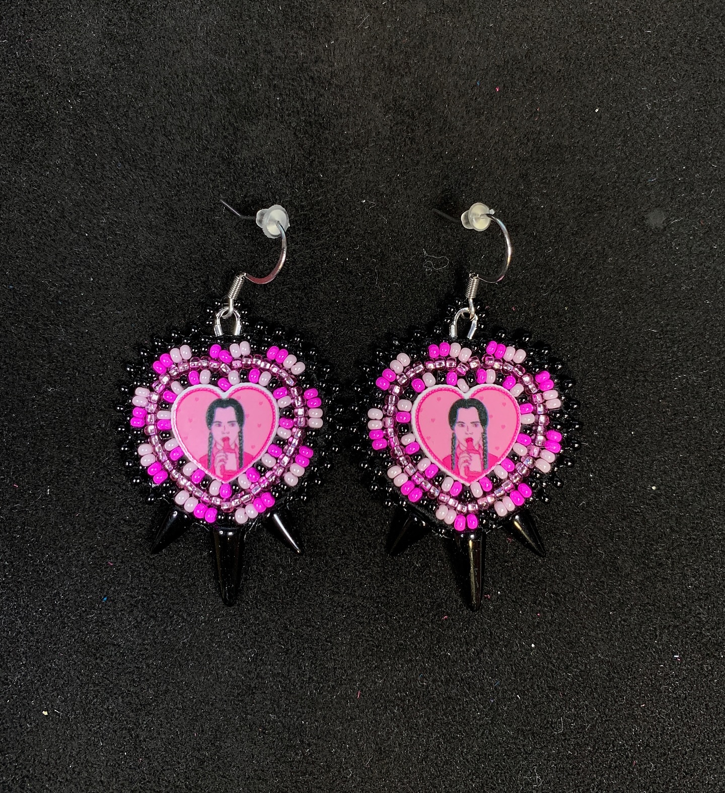 “I’m where fun goes to die”
Wednesday Addams but in pink?! I know this may be a cardinal sin to some but I couldn’t pass up doing a girlie pop version of her 💖⚔️
Available, link in bio!
#beaded #beadedjewelry #wednesdayaddams #spookyseason #beadedearringsforsale