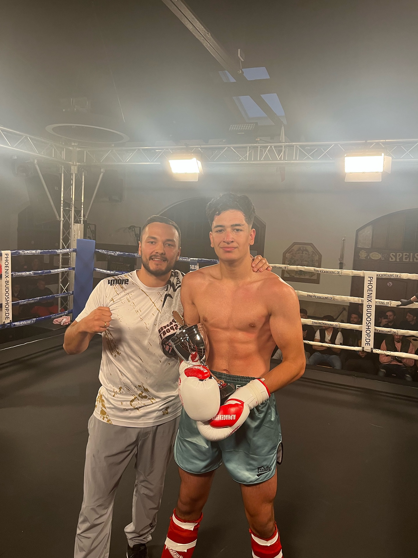 Sieg für Milan Sidiqi!
In einem harten Fight beweist Milan Kämpferherz und holt sich den verdienten Punktesieg auf der Ense Fight Night!
Starke Leistung, wir sind stolz auf dich! 💪