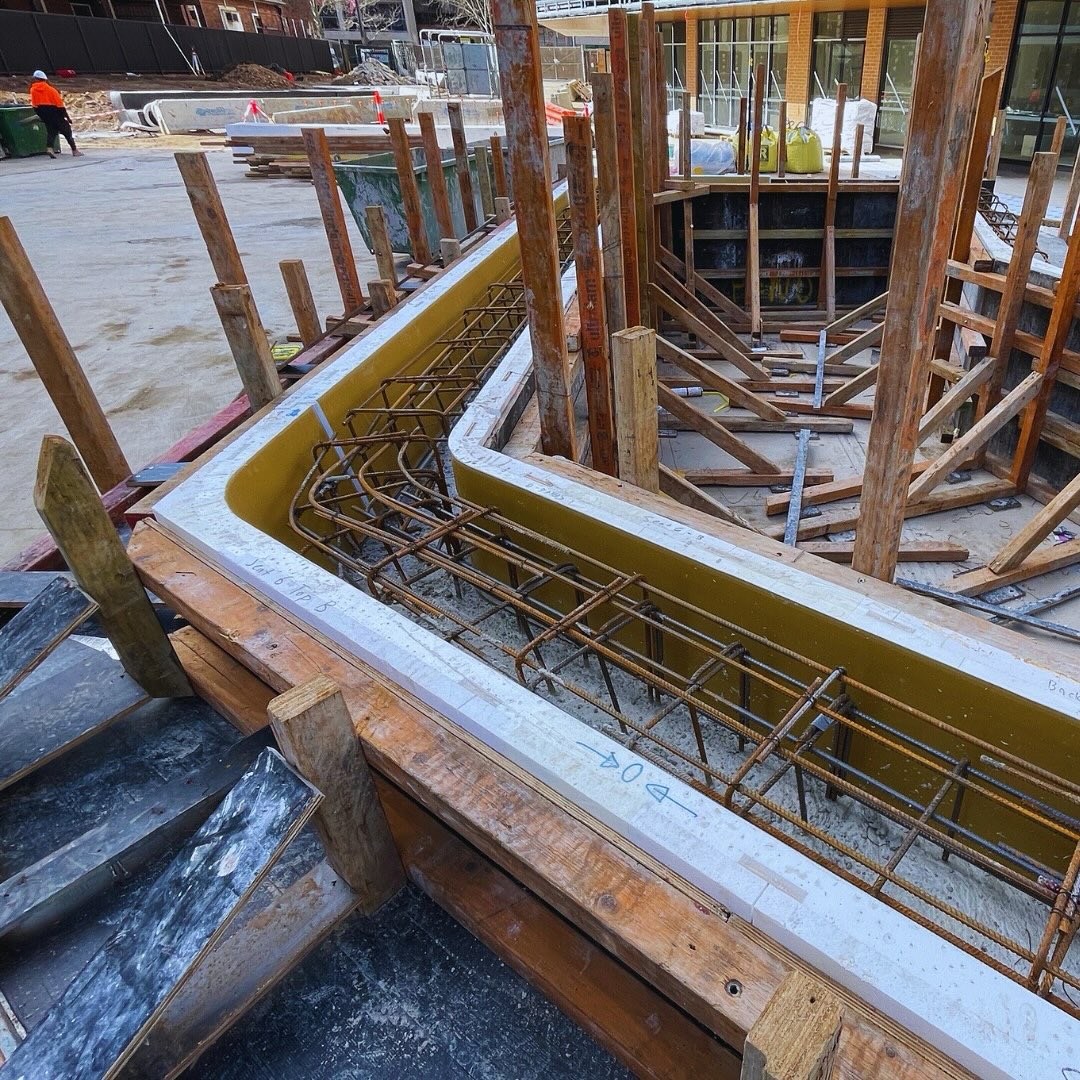 Custom shaped foam moulds to create curved concrete seats.
#bespokeformwork #concreteseats #architecturalconcrete #customshapedconcrete