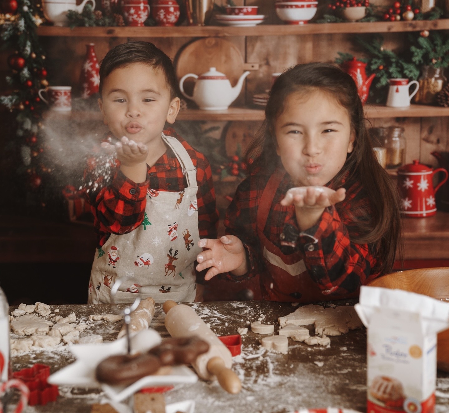 ✨Weihnachtsshootings 2025 ✨
Es ist wieder so weit – meine Weihnachtsshootings stehen in den Startlöchern!
Dieses Jahr warten wieder 3 festliche Sets auf euch – und natürlich ist auch die heißgeliebte Weihnachtsbäckerei wieder dabei 🍪🎄(die Sets werden natürlich noch vor den Shootings bekannt gegeben).
So ein Shooting ist für viele von Euch schon eine kleine Tradition, die jedes Jahr Erinnerungen voller Wärme und Freude schenkt ❤️.
📸 Shootingpaket -> 150€
✨ 20 Minuten Shooting
✨ 5 Bilder inklusive (digital & Print)
✨ Für Kinder, Familien & Paare geeignet
✨ Begrenzte Termine – schnell sein lohnt sich!
Die Termine finden am 07.,08.,09.&11. November statt.
Euren Termin könnt ihr buchen unter www.mera.studio/book-online
Lasst uns eure schönsten Weihnachtsmomente für immer festhalten ✨
#Weihnachtsshooting #Weihnachtsfotos #ChristmasShoot #ChristmasPhotos #Weihnachtszeit #Weihnachtszauber #FestlicheMomente #Familienzeit
#Fotoshooting #Fotografinbirkenfeld #Familienfotografin