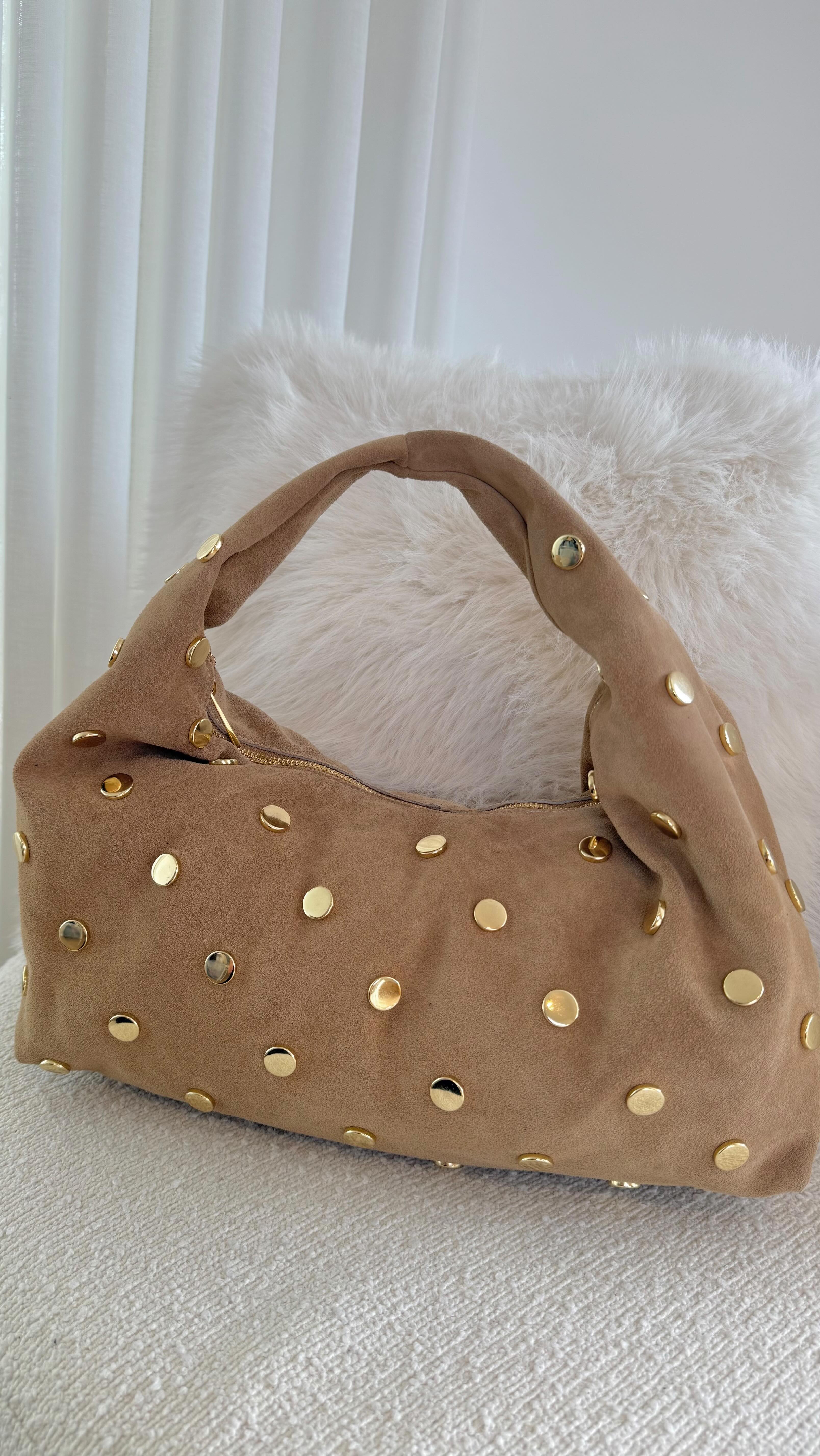 We’ve been waiting too long to finally wear these suede bags… They are now in store, but limited so hurry up! 🤎
#suedebag #suede #accessories #fallbag #autumnbag