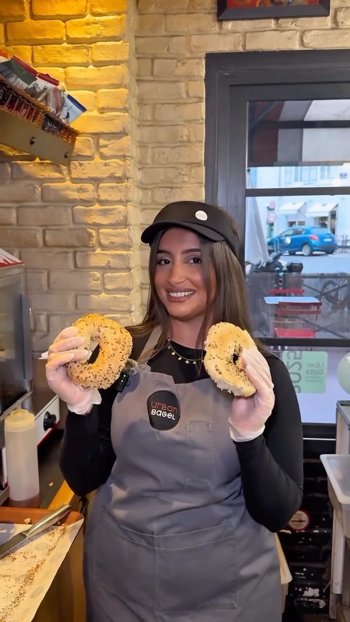 Je prépare mon bagel chez Urban Bagel ✨ Je vous montre, étape par étape, la préparation d’un bagel gourmand 🥯✨
Suivez-moi dans chaque moment… et venez déguster les meilleurs bagels d’Asnières 😋🔥
👉 Abonnez-vous pour découvrir encore plus de créations signées Urban Bagel !
📍 Urban Bagel – 21 Rue Maurice Bokanowski, 92600 Asnières-sur-Seine, France #bagel #urbanbagel #bagels #restaurant #sandwich #parisfood #halalfood @dny.digitalstudio