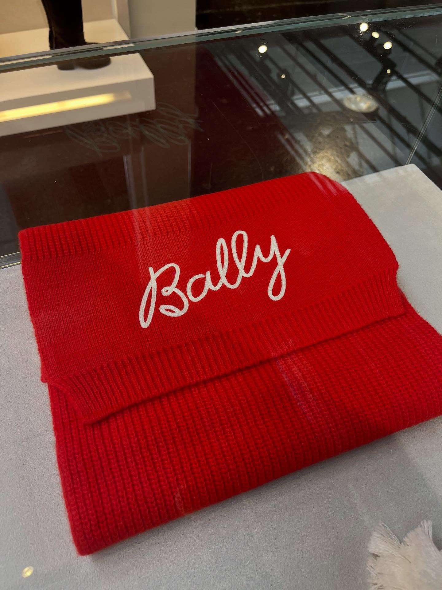 Happy Birthday @fashion.fish ! Am letzten Weekend hat das Outlet @fashion.fish mit 30‘000 Gästen das 20jährige Bestehen gefeiert. Wir durften dank @anderline_kreativagentur das Outlet bei der Pressearbeit unterstützen. Merci und auf die nächsten 20 Jahre in Schönenwerd! #outlet #secondseason #fashionable #clippings