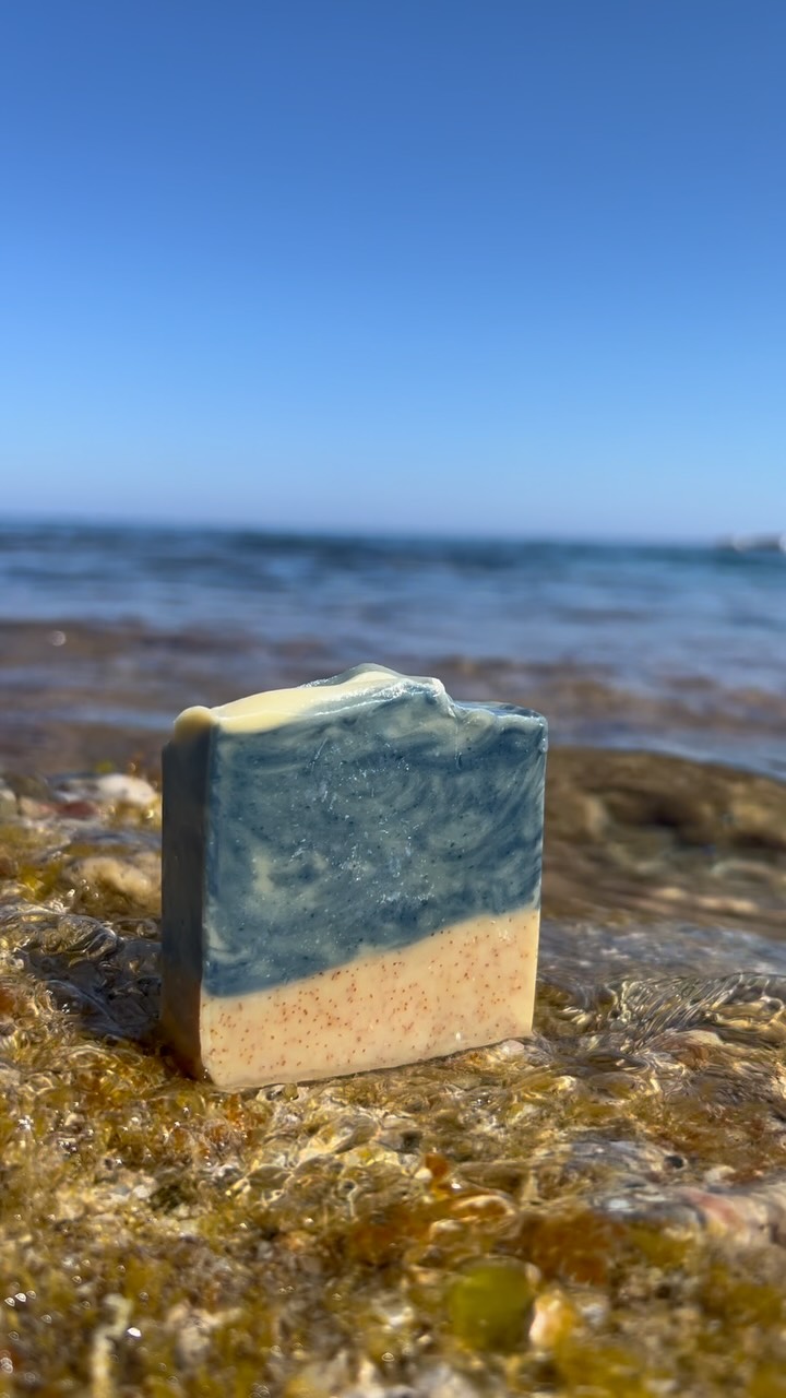 Have you tried our Spearmint & Eucalyptus bar yet?!?! 🌊
This bar has a delicious blend of essential oils giving it the sweet smell of seaside rock. The walnut shell base provides a natural exfoliation, making it a perfect choice for rejuvenating your skin.
.
#marshvalleysoap #madeinsheffield #madeinyorkshire #goatsmilksoap #allnaturalskincare #asmrsounds #supportsmallbusiness #familyrunbusiness